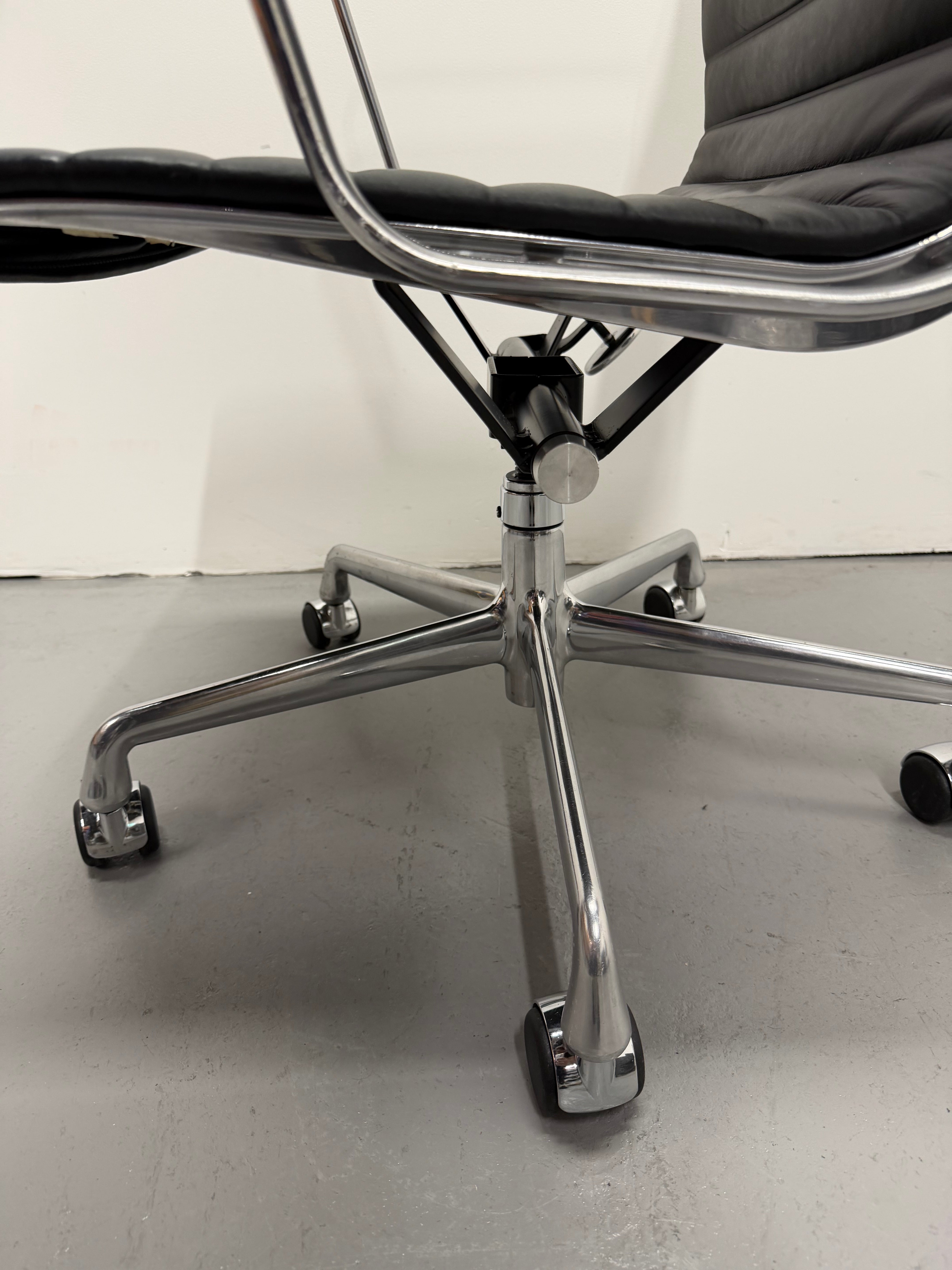 Eames Aluminum Group Executive Chair – High Back | Black Leather