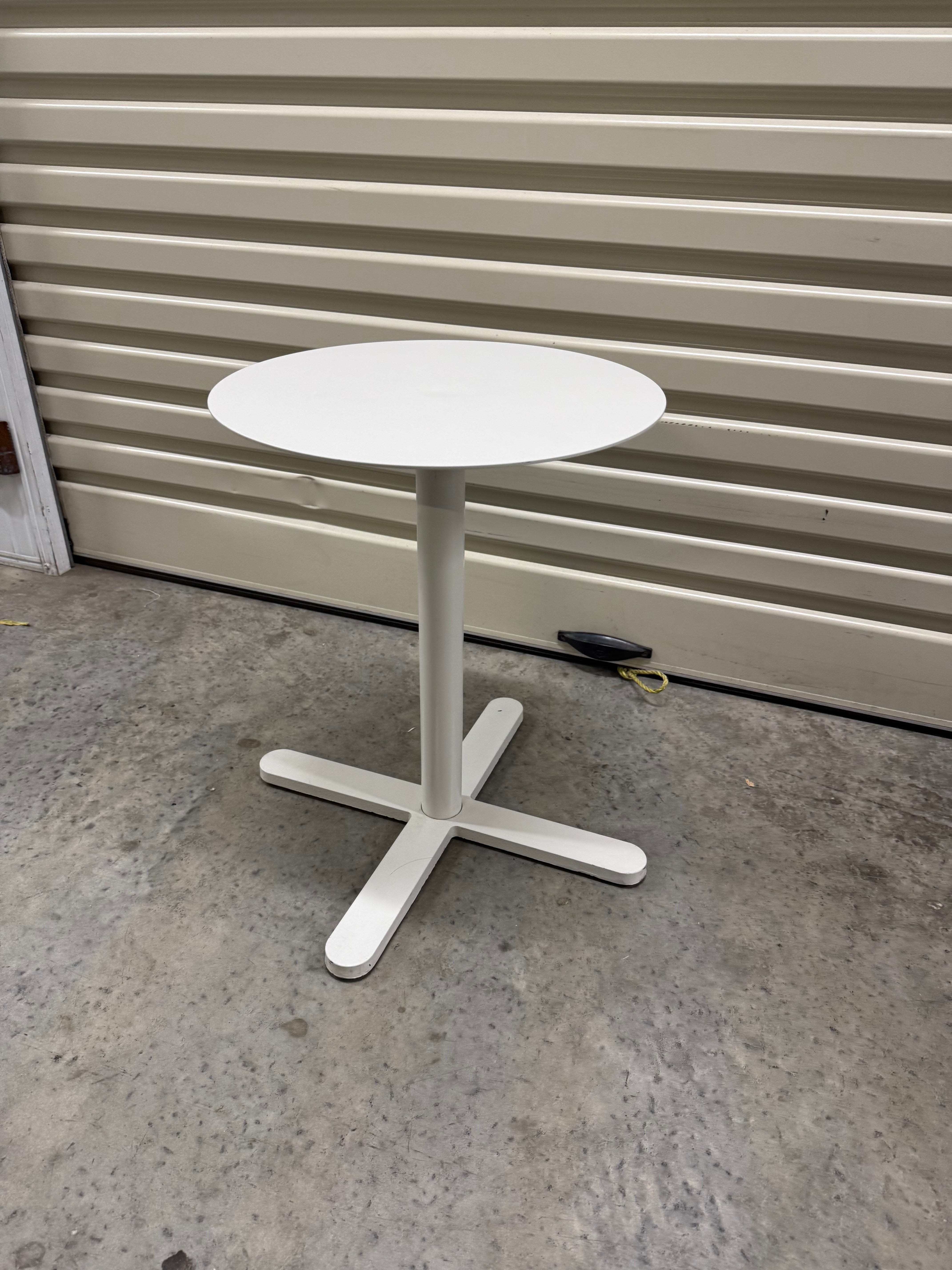Mobles 114 Barcelona Hulot table by Joan Gaspar - White