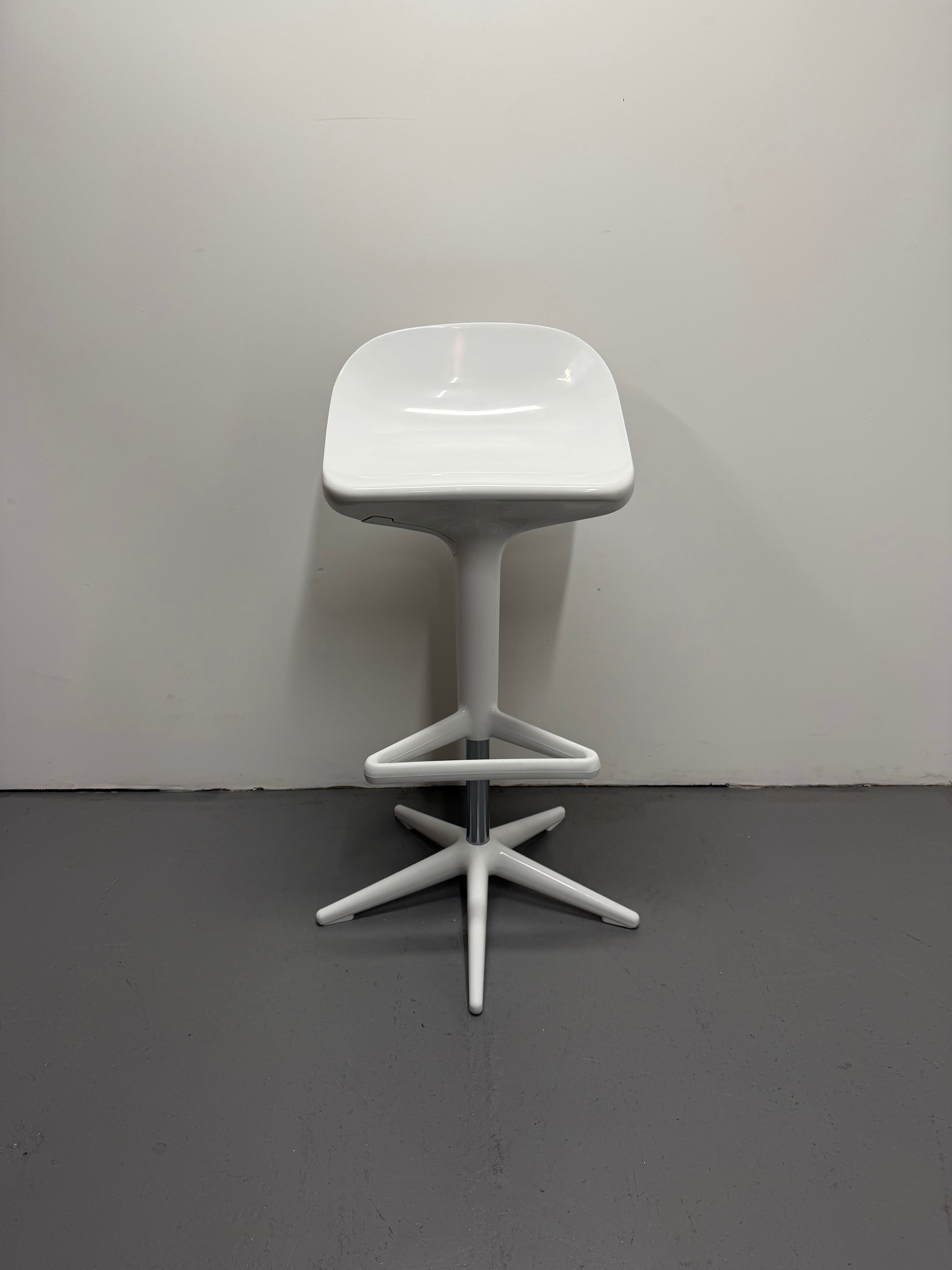 Kartell Spoon Bar Stool – White | Antonio Citterio & Toan Nguyen