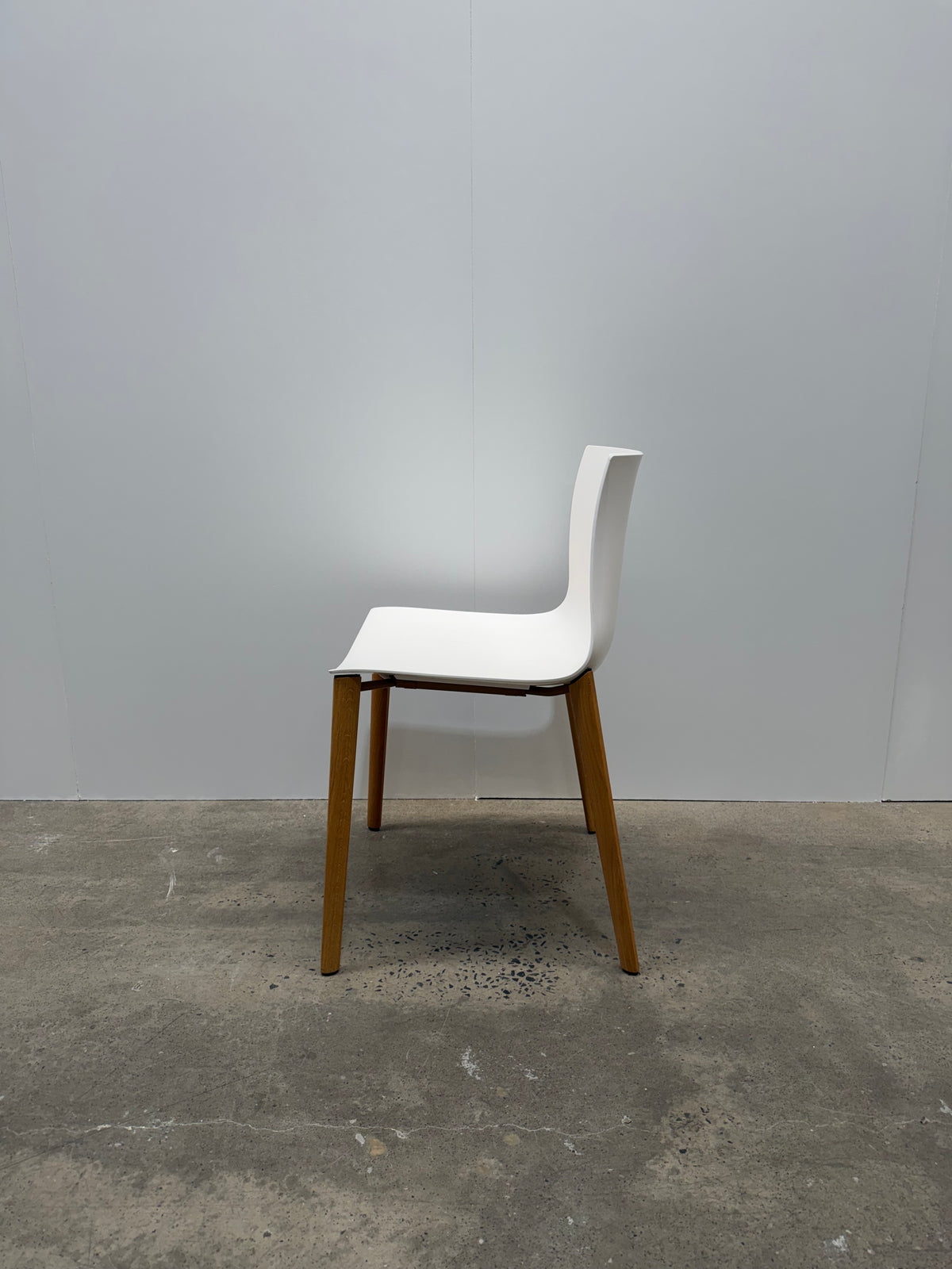 Arper Catifa 46 Chair – White Shell, Oak Legs – view 6 – pre-owned