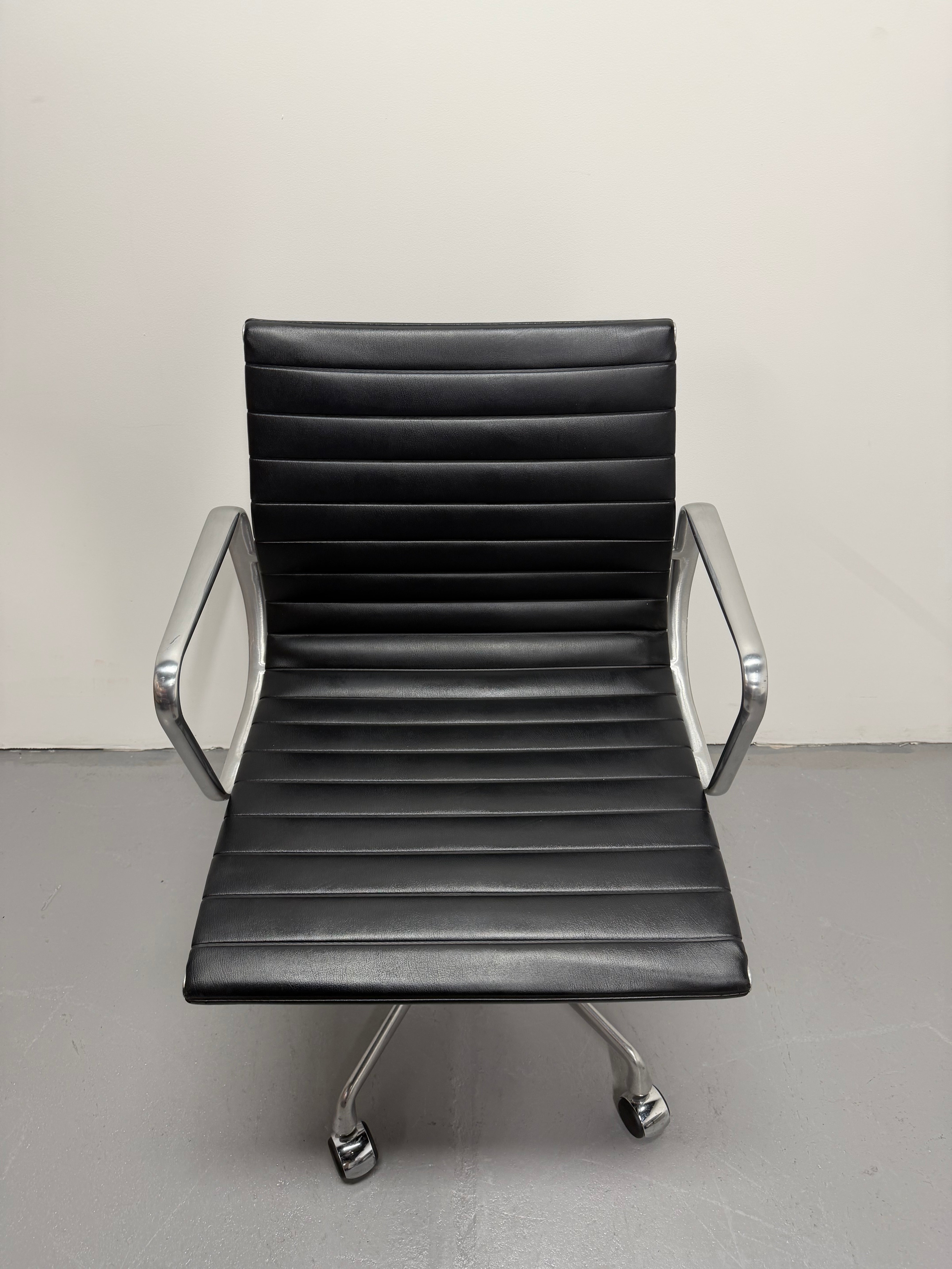 Eames EA 335 Leather Chair – Aluminium Group Management Armchair on Wheels by Herman Miller