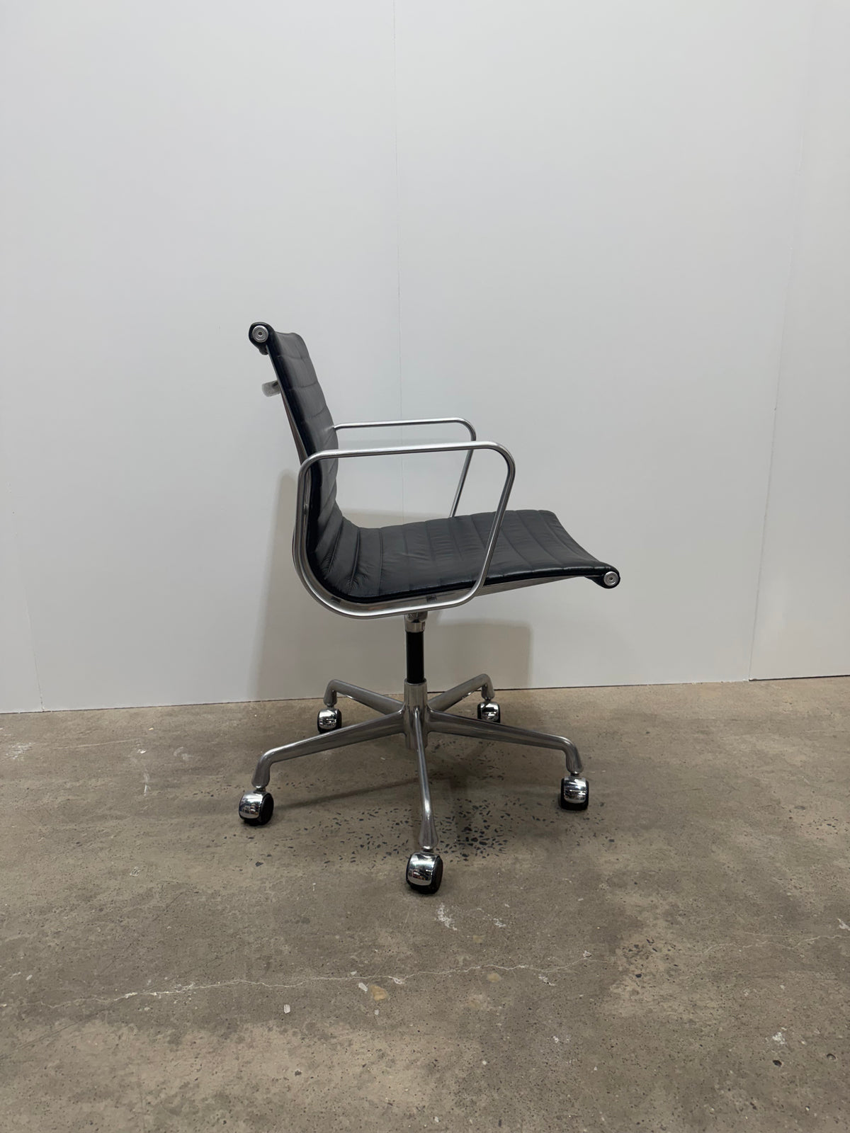 Herman Miller Eames Aluminium Group Management Chair EA331 – Black Leather, with Arms – view 3 – pre-owned