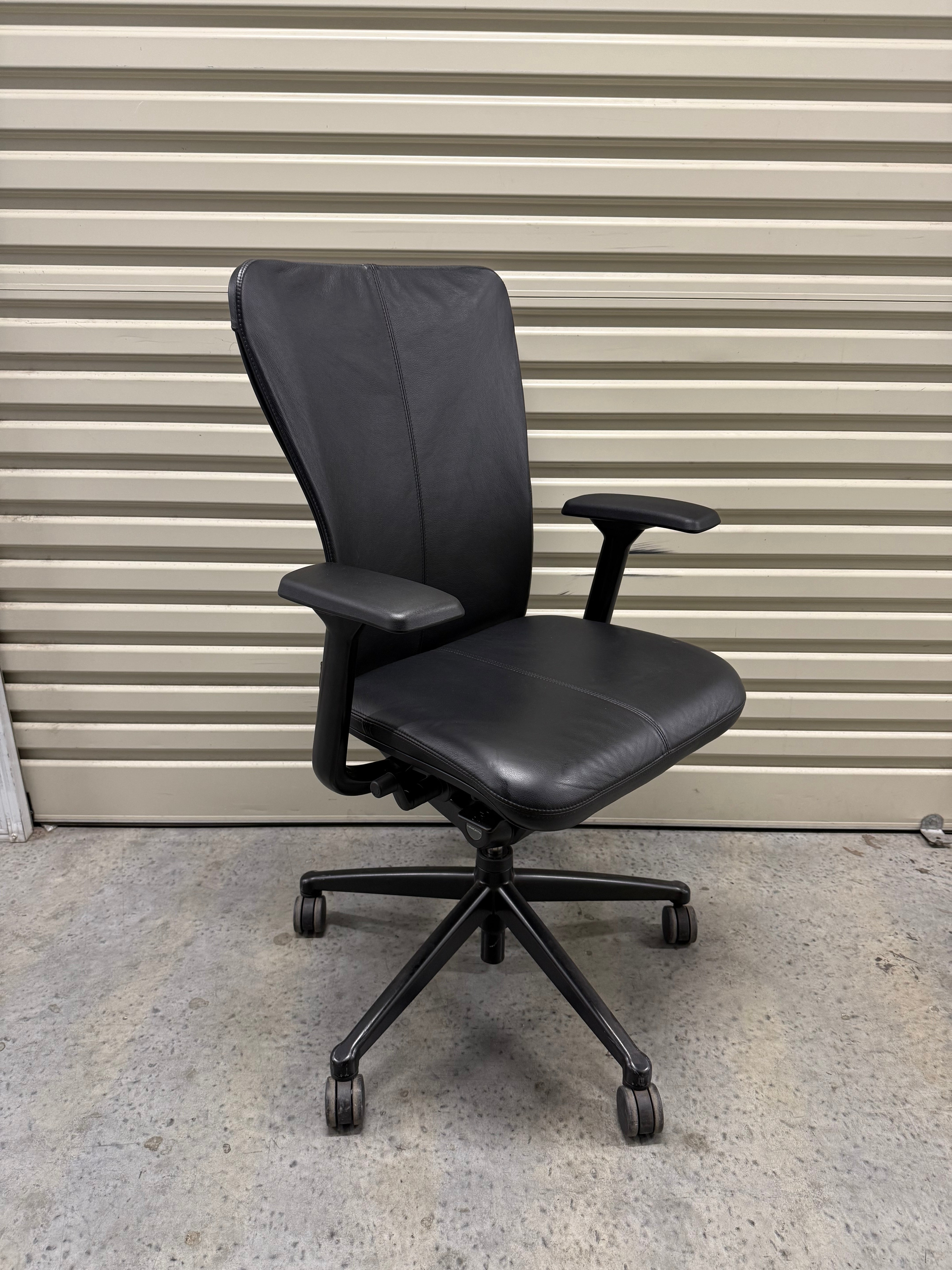 Haworth Zody Chair with Armrests – Black Leather