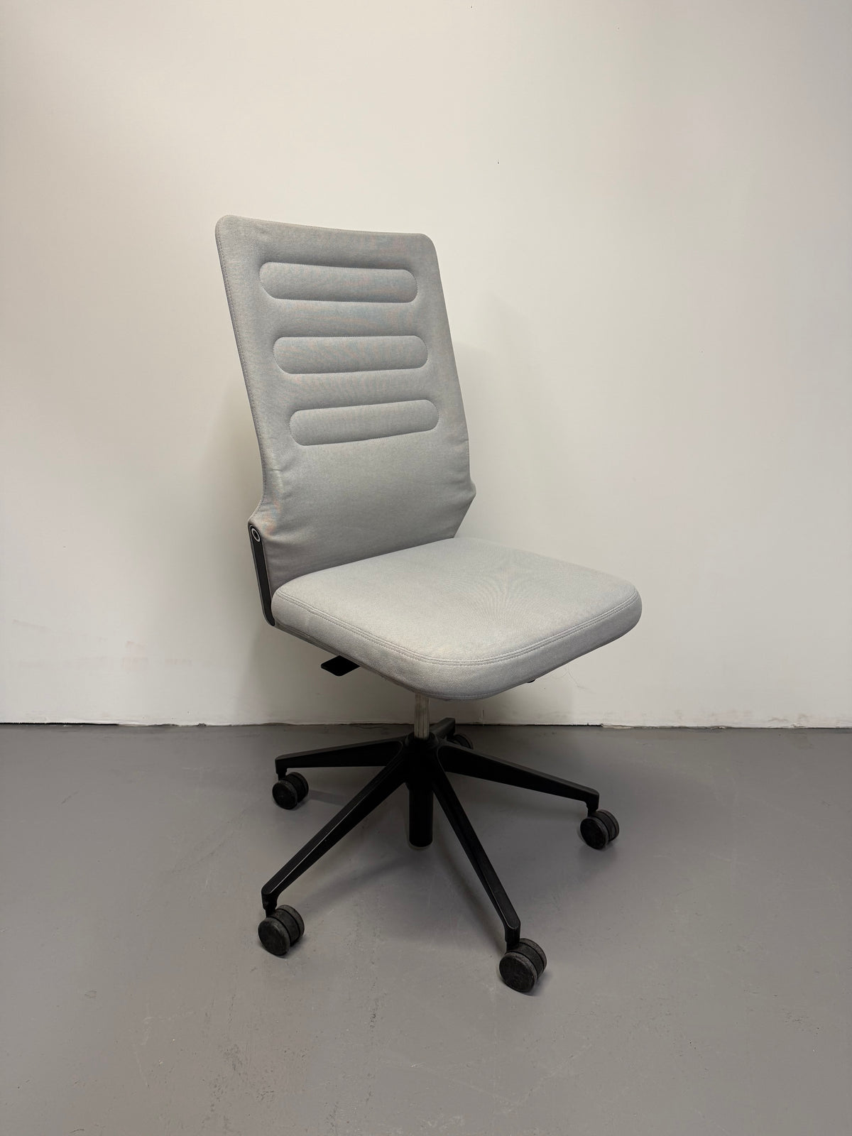 Vitra AC 4 Office Chair by Antonio Citterio – Light Grey