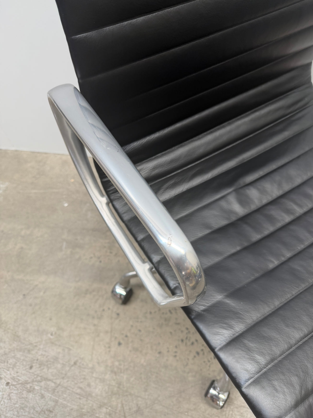 Herman Miller Eames Aluminium Group Management Chair EA331 – Black Leather, with Arms – view 12 – pre-owned