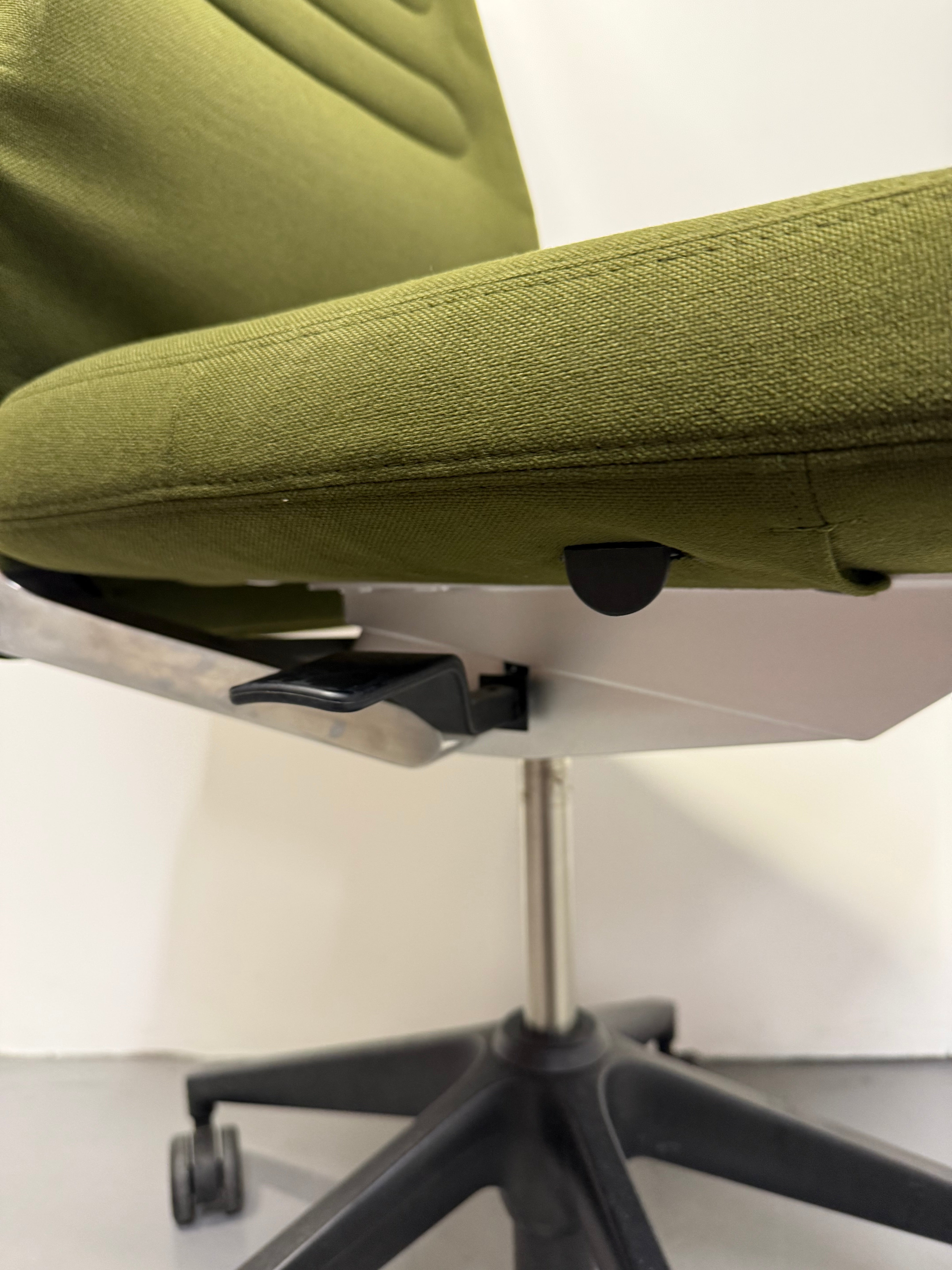 Vitra AC 4 Office Chair by Antonio Citterio – Forest Green / Dark Olive