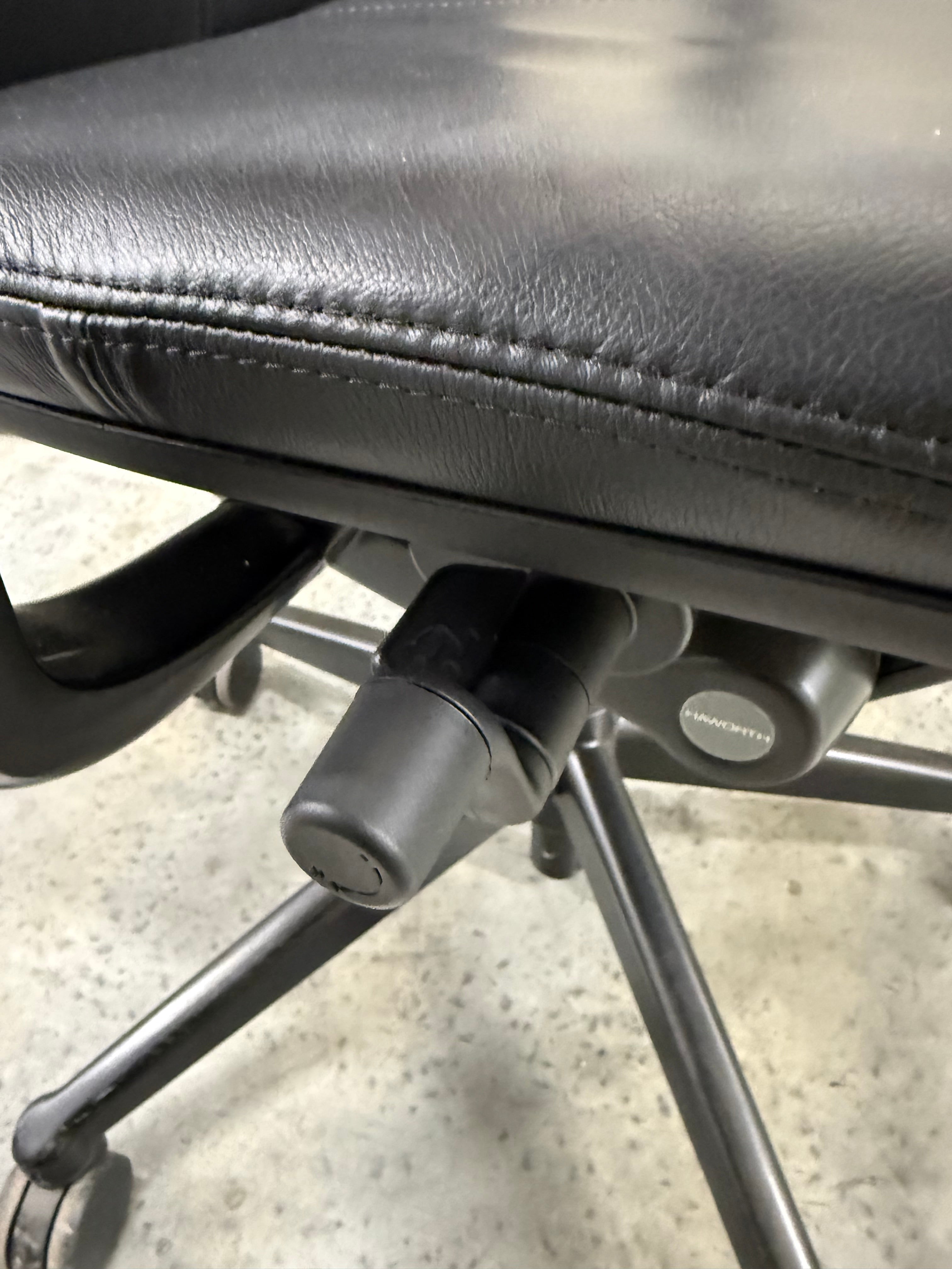 Haworth Zody Chair with Armrests – Black Leather