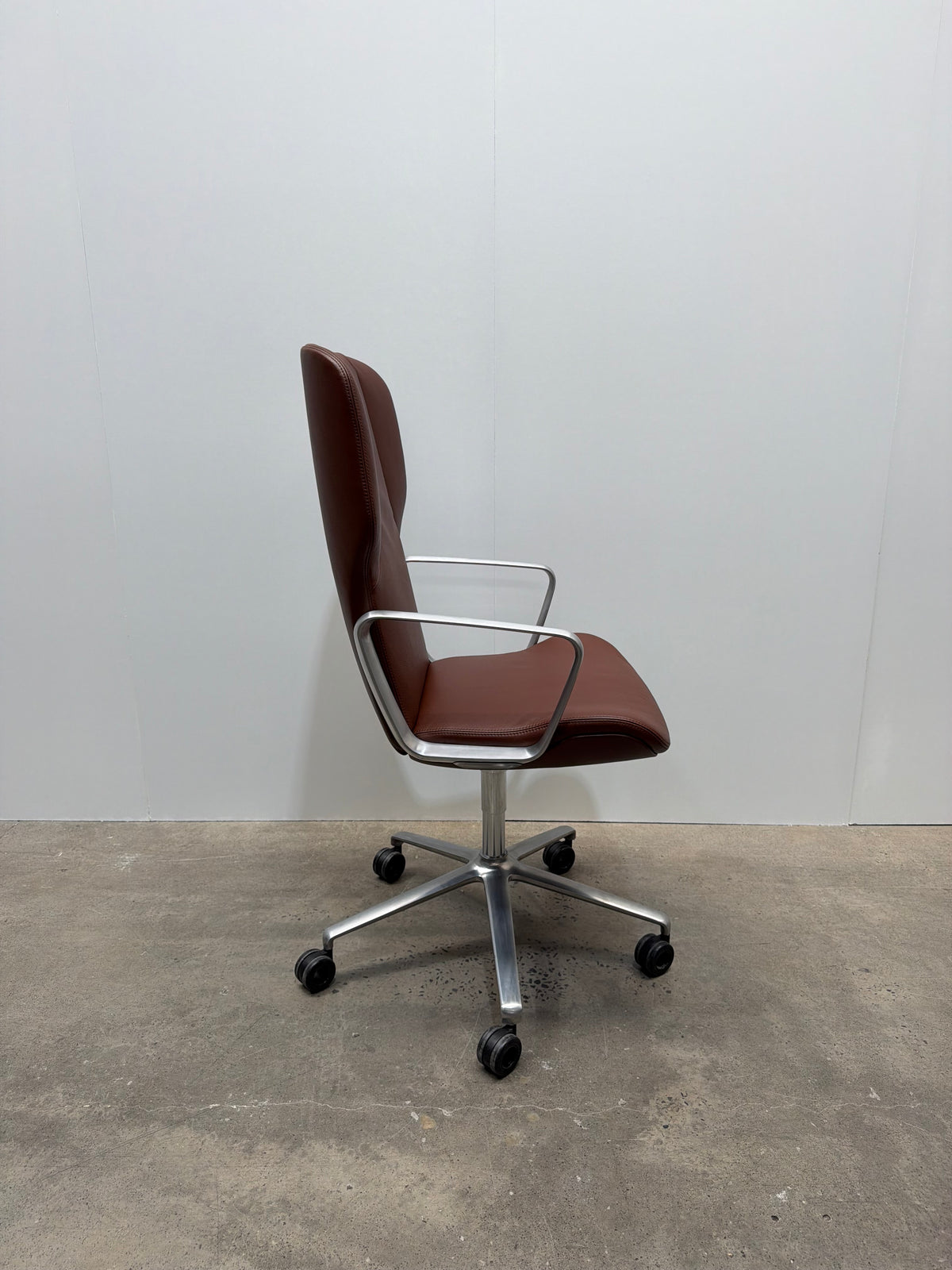 Wilkhahn Intra 295/7 Medium Back Conference Chair – Brown Leather | Ex-Showroom – view 4 – pre-owned