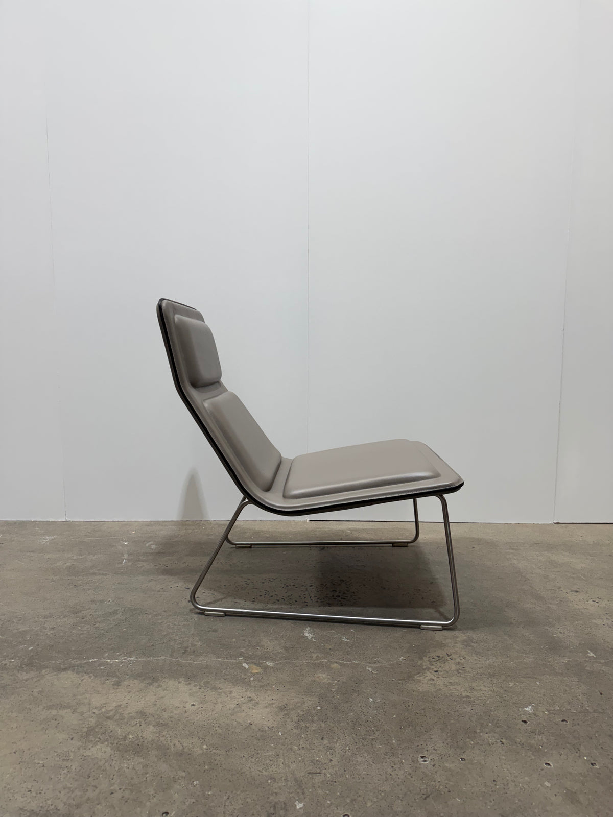 Cappellini Low Pad Lounge Chair by Jasper Morrison – Taupe Leather – view 5 – pre-owned