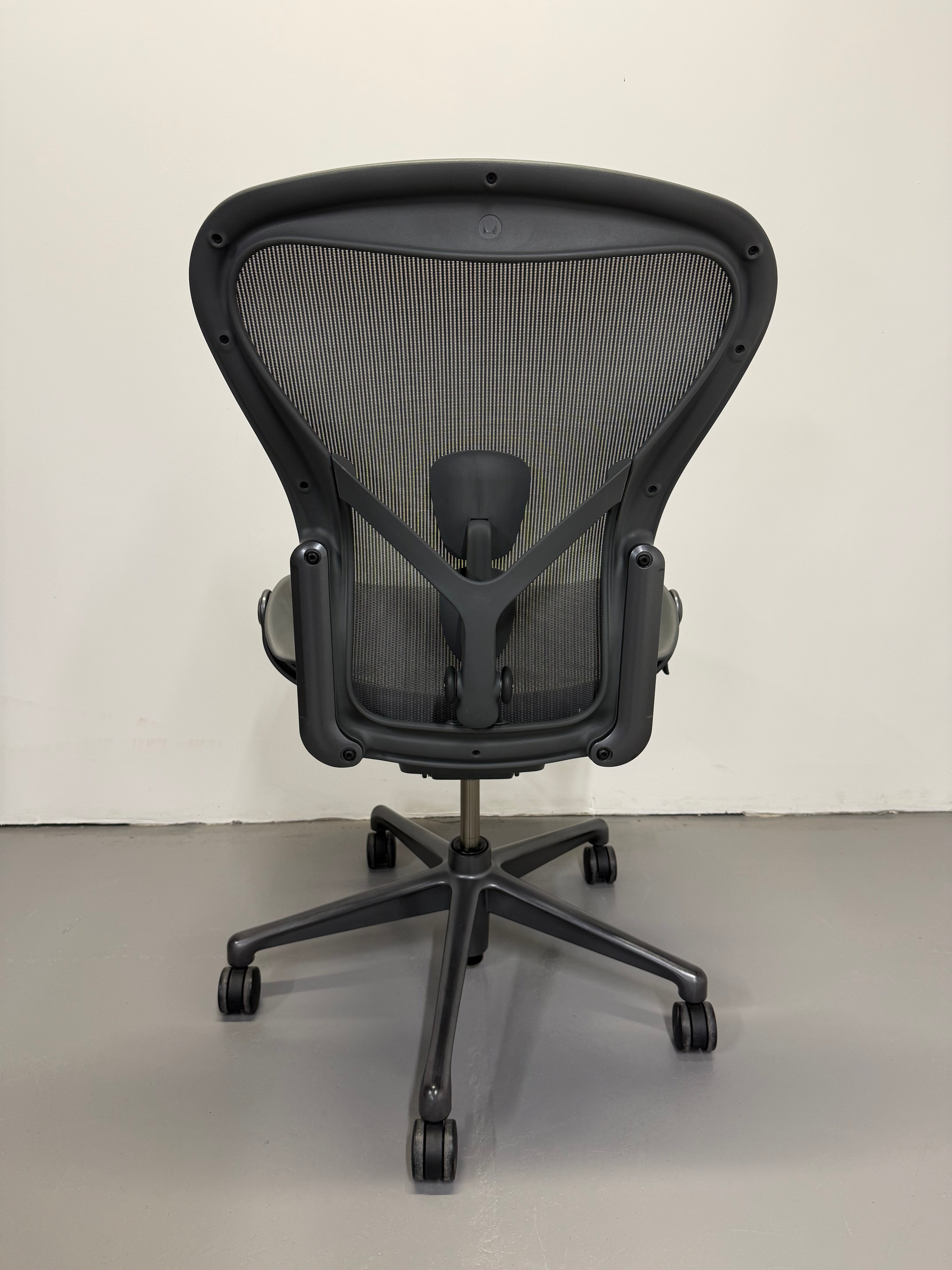 Herman Miller Aeron Remastered Office Chair – Size B (Carbon, No Arms)
