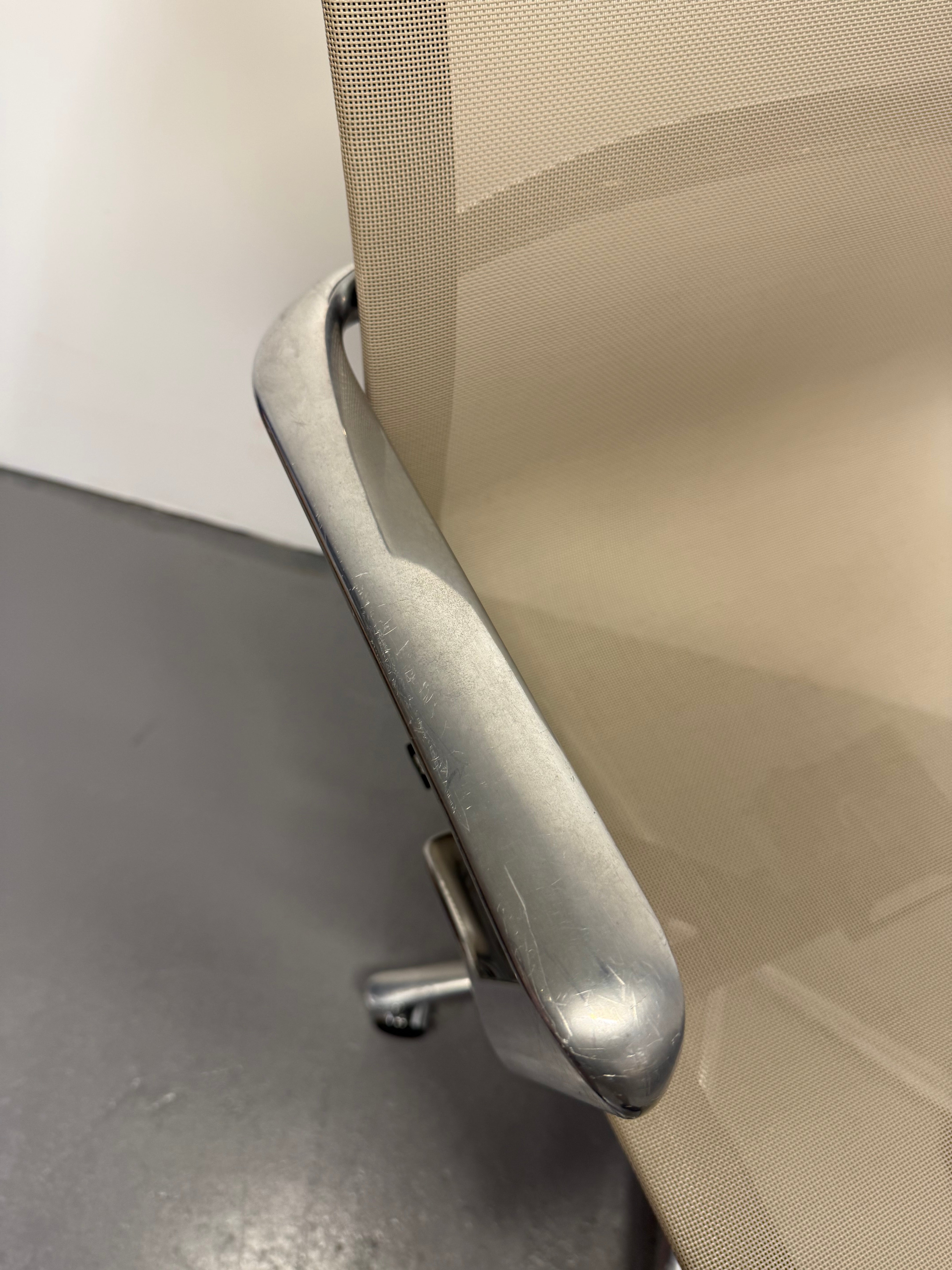 ICF Una Chair – Mesh Office Chair with Arms – Polished Aluminium - Made in Italy