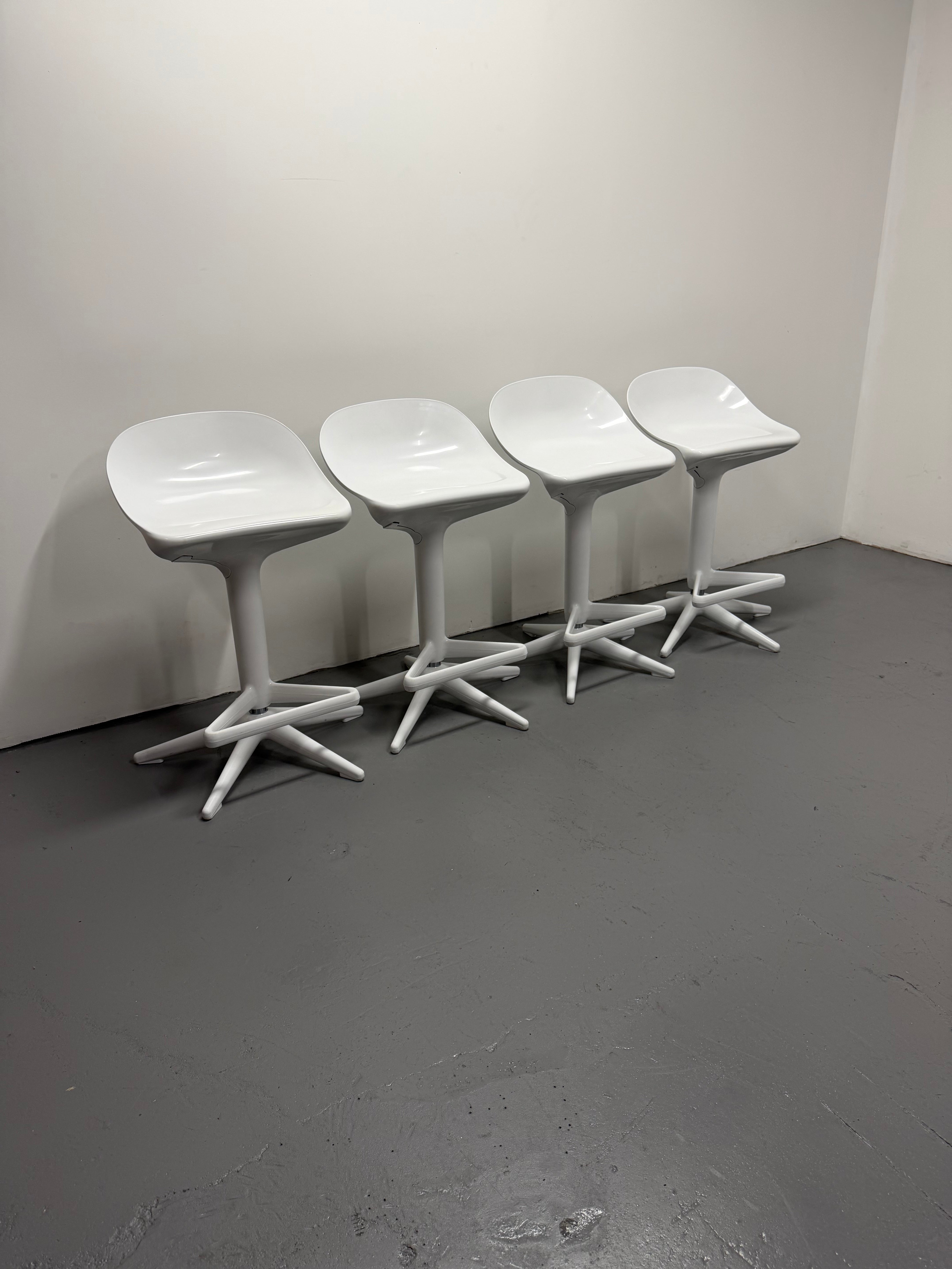 Kartell Spoon Bar Stool – White | Antonio Citterio & Toan Nguyen