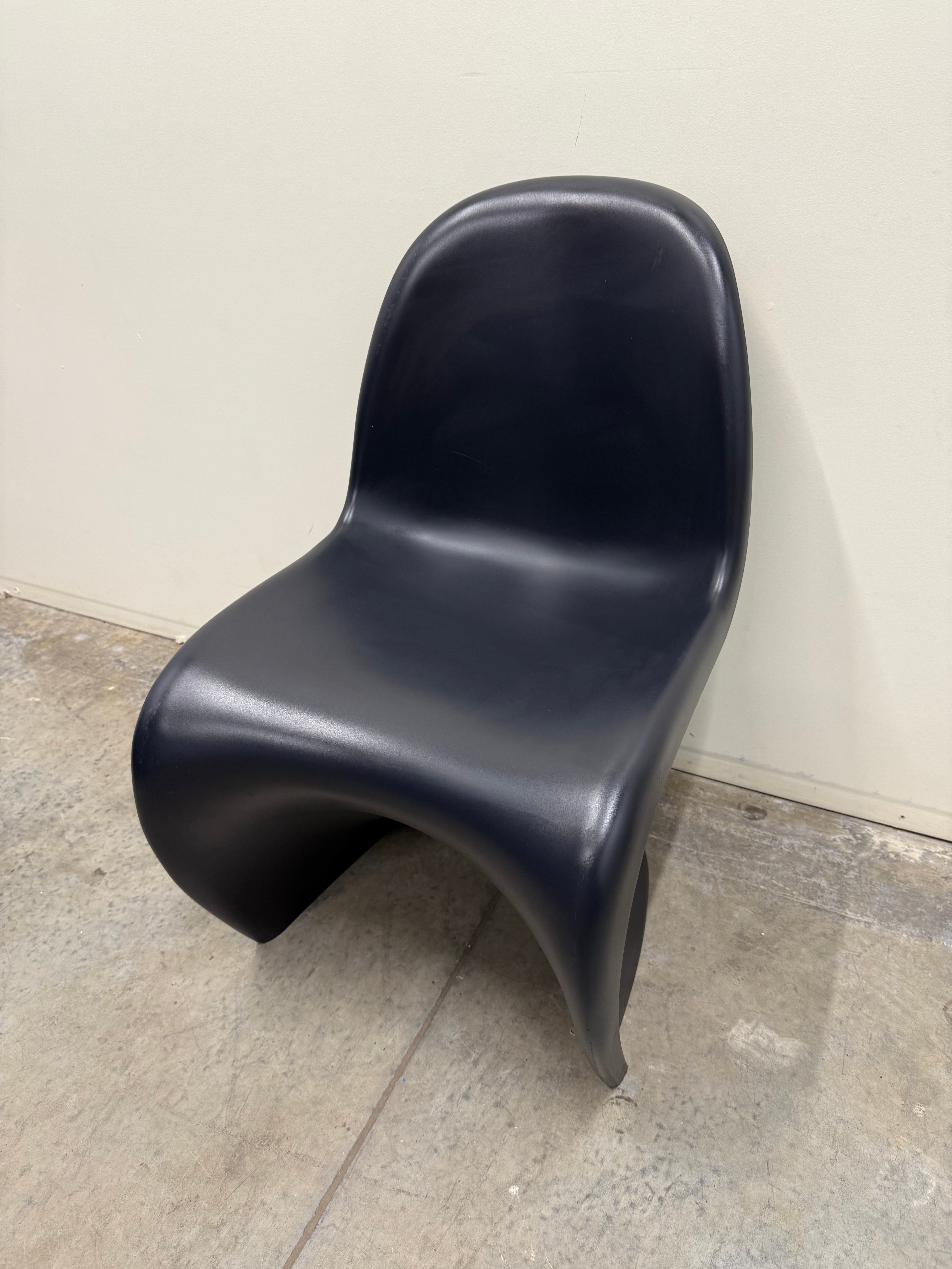 Vitra Panton Chair – Black / Plastic Shell