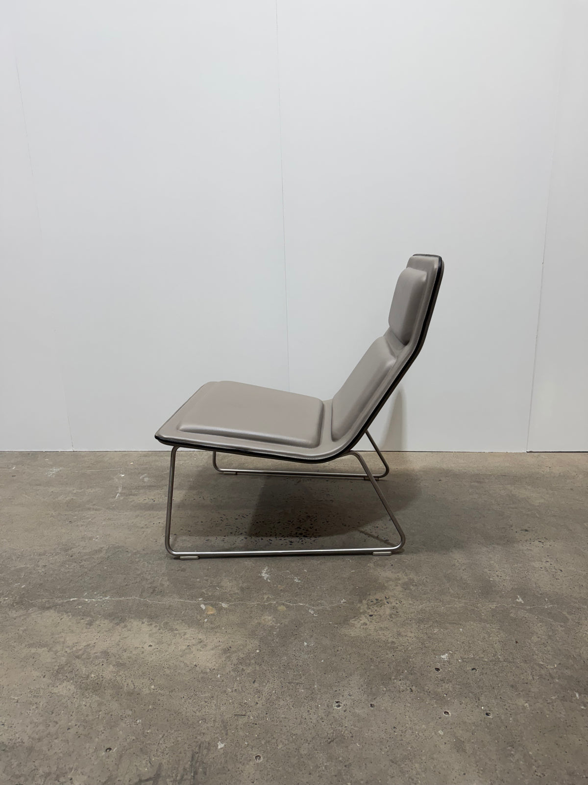 Cappellini Low Pad Lounge Chair by Jasper Morrison – Taupe Leather – view 14 – pre-owned