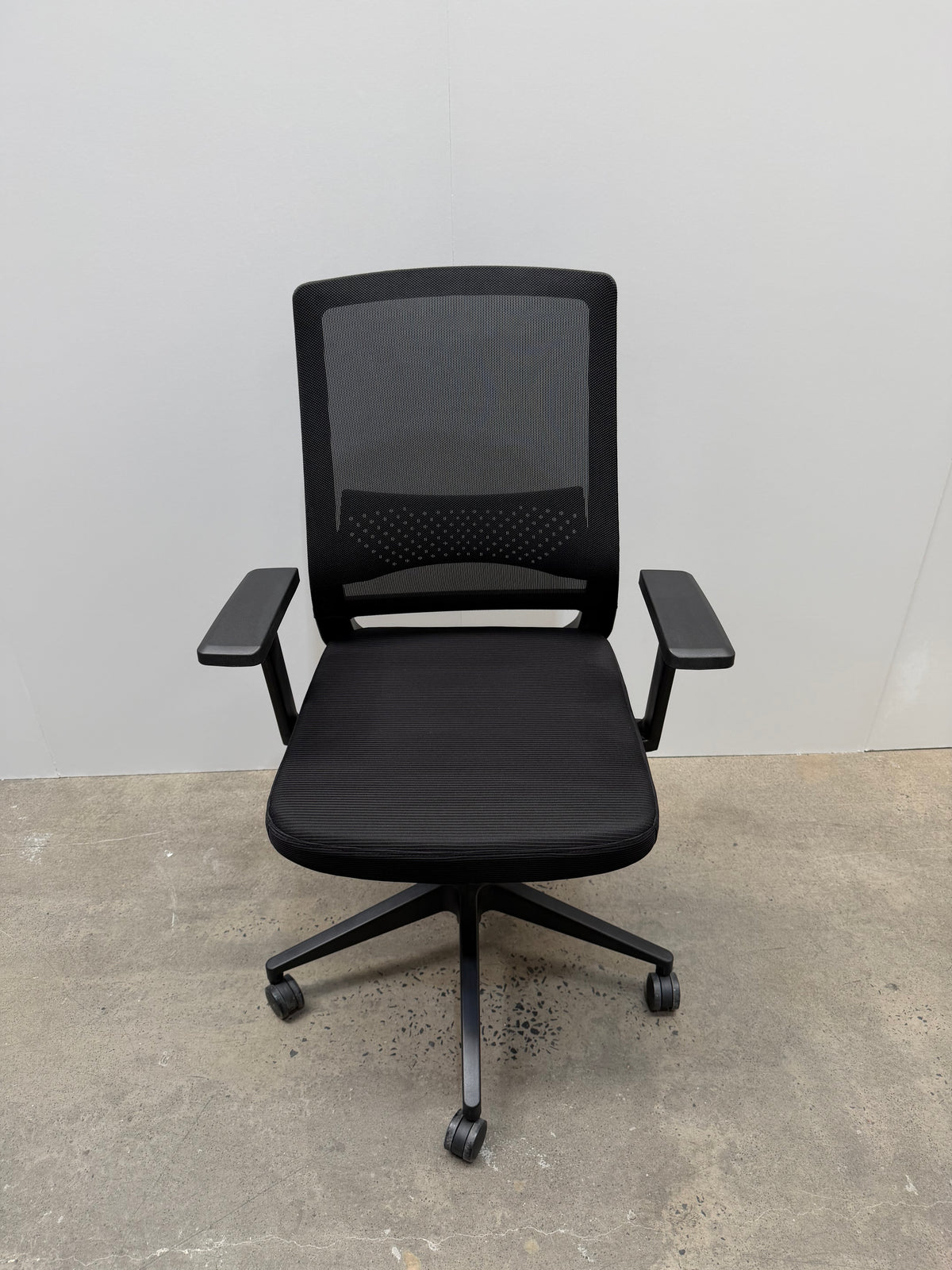 Ergonomic Mesh Back Office Task Chair – Black, with Fixed Arms – view 2 – pre-owned