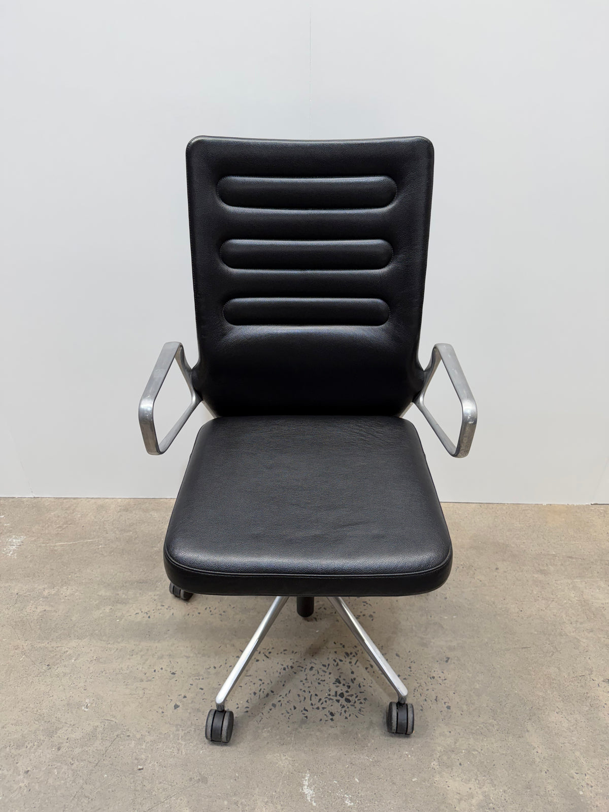 Vitra AC 4 Conference Chair by Antonio Citterio – Black Leather, Polished Aluminium – view 4 – pre-owned
