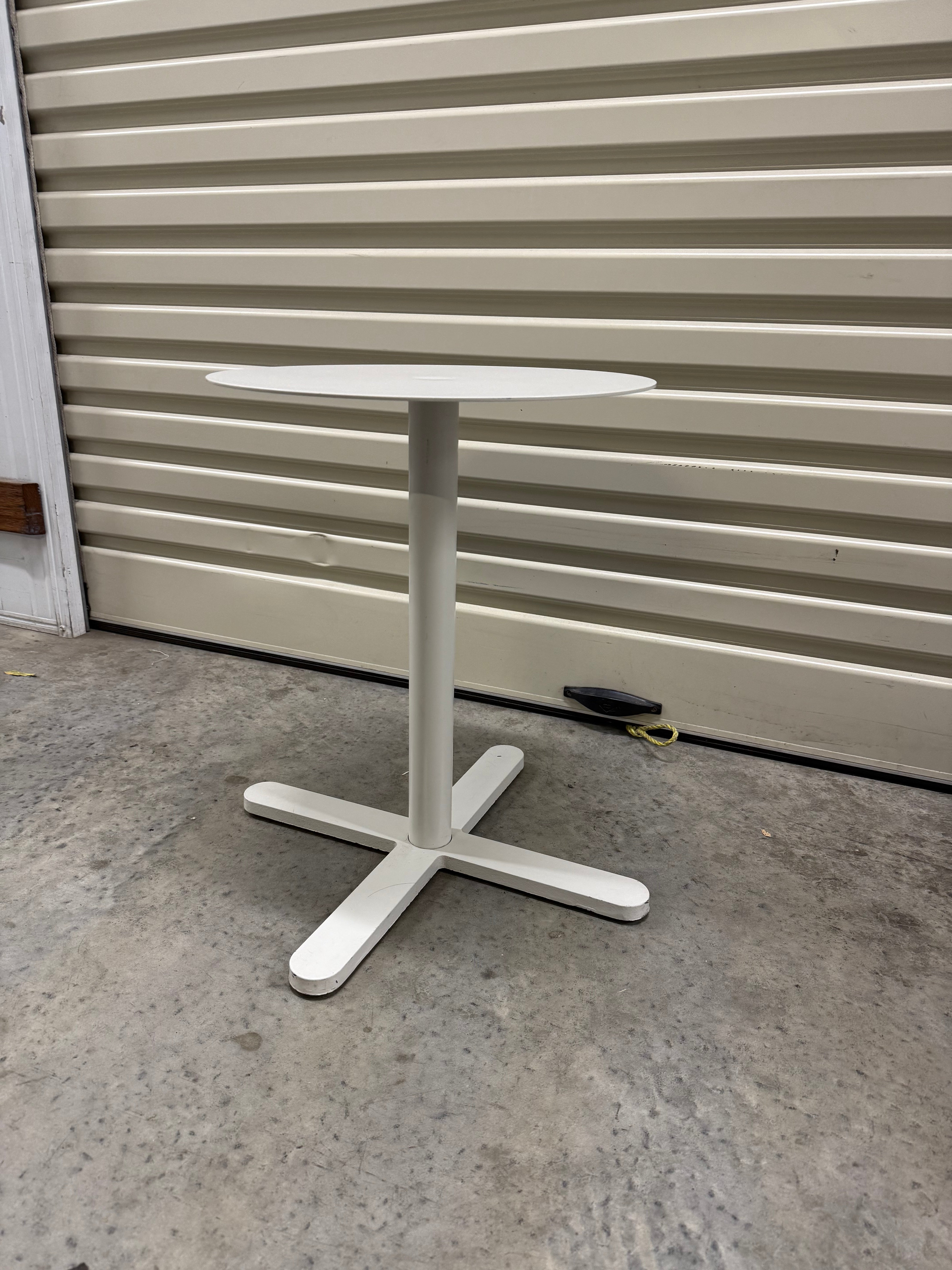 Mobles 114 Barcelona Hulot table by Joan Gaspar - White