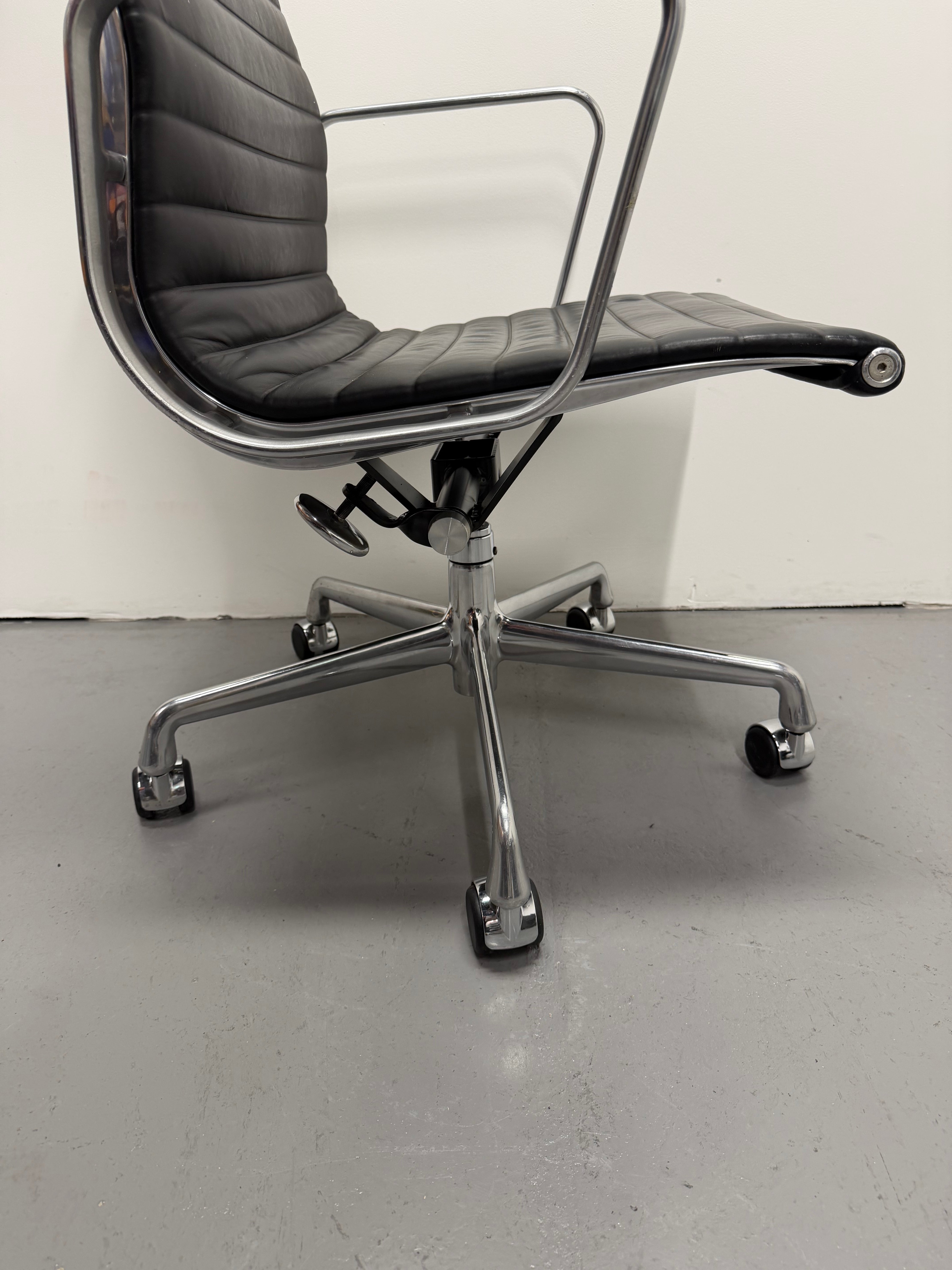 Eames Aluminum Group Executive Chair – High Back | Black Leather