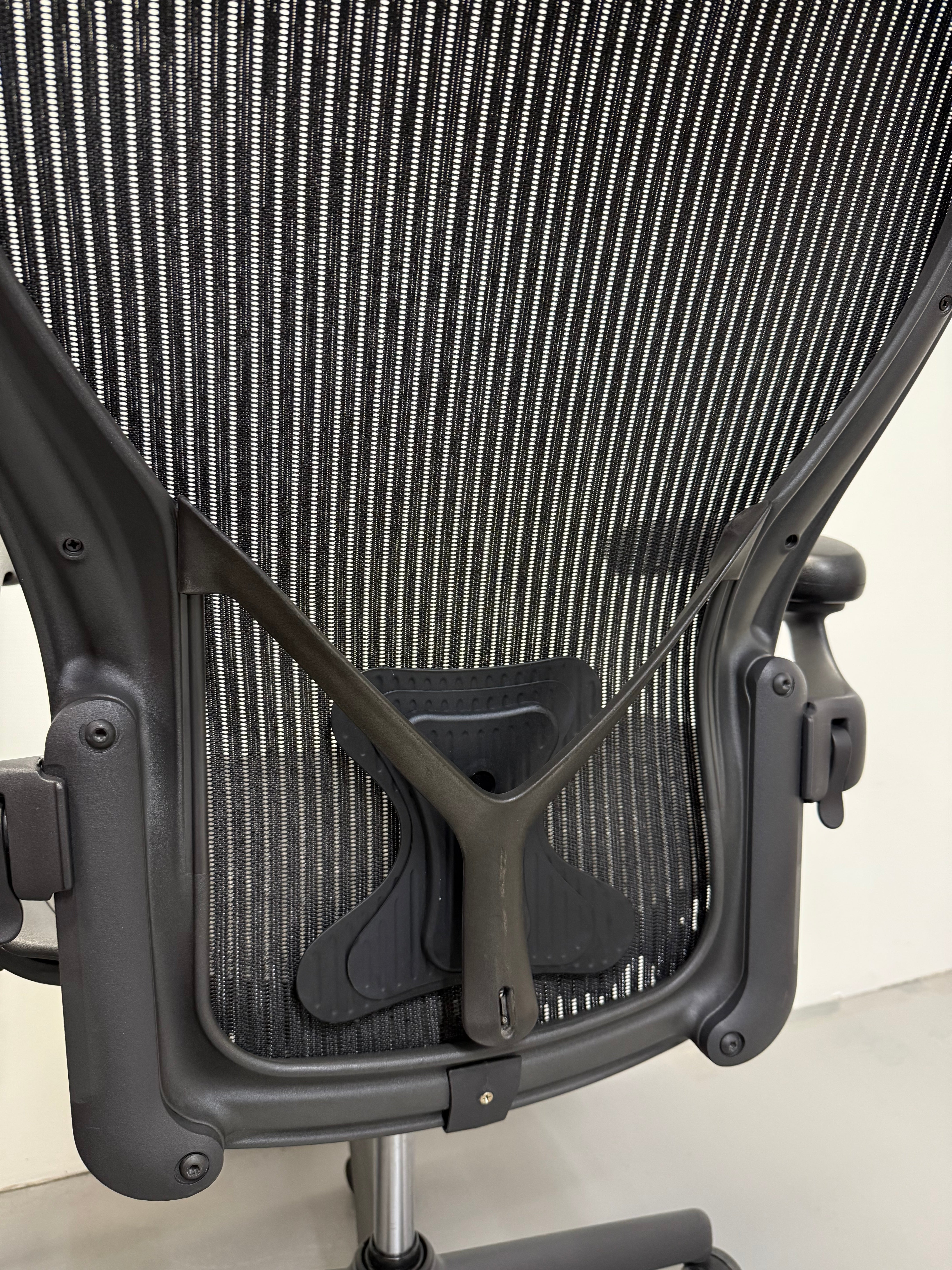 Herman miller Aeron with Armrest - Graphite (Size C)