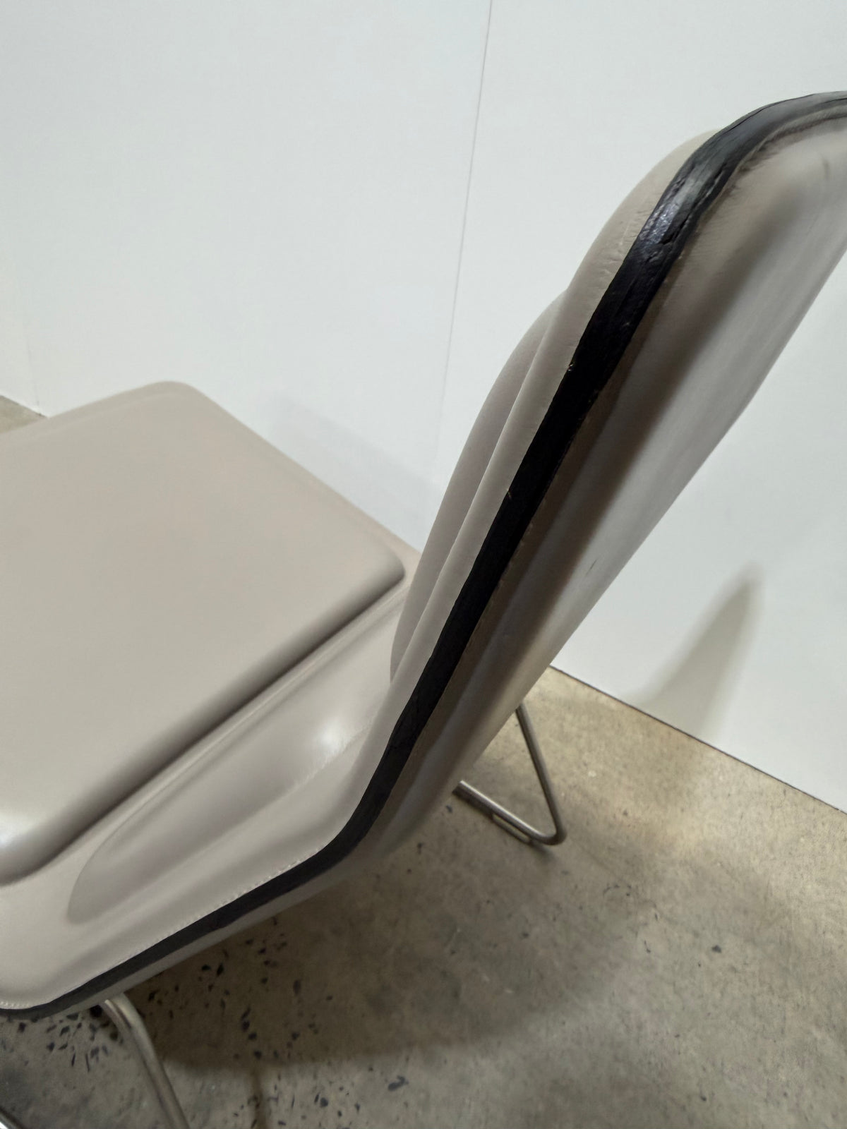 Cappellini Low Pad Lounge Chair by Jasper Morrison – Taupe Leather – view 15 – pre-owned