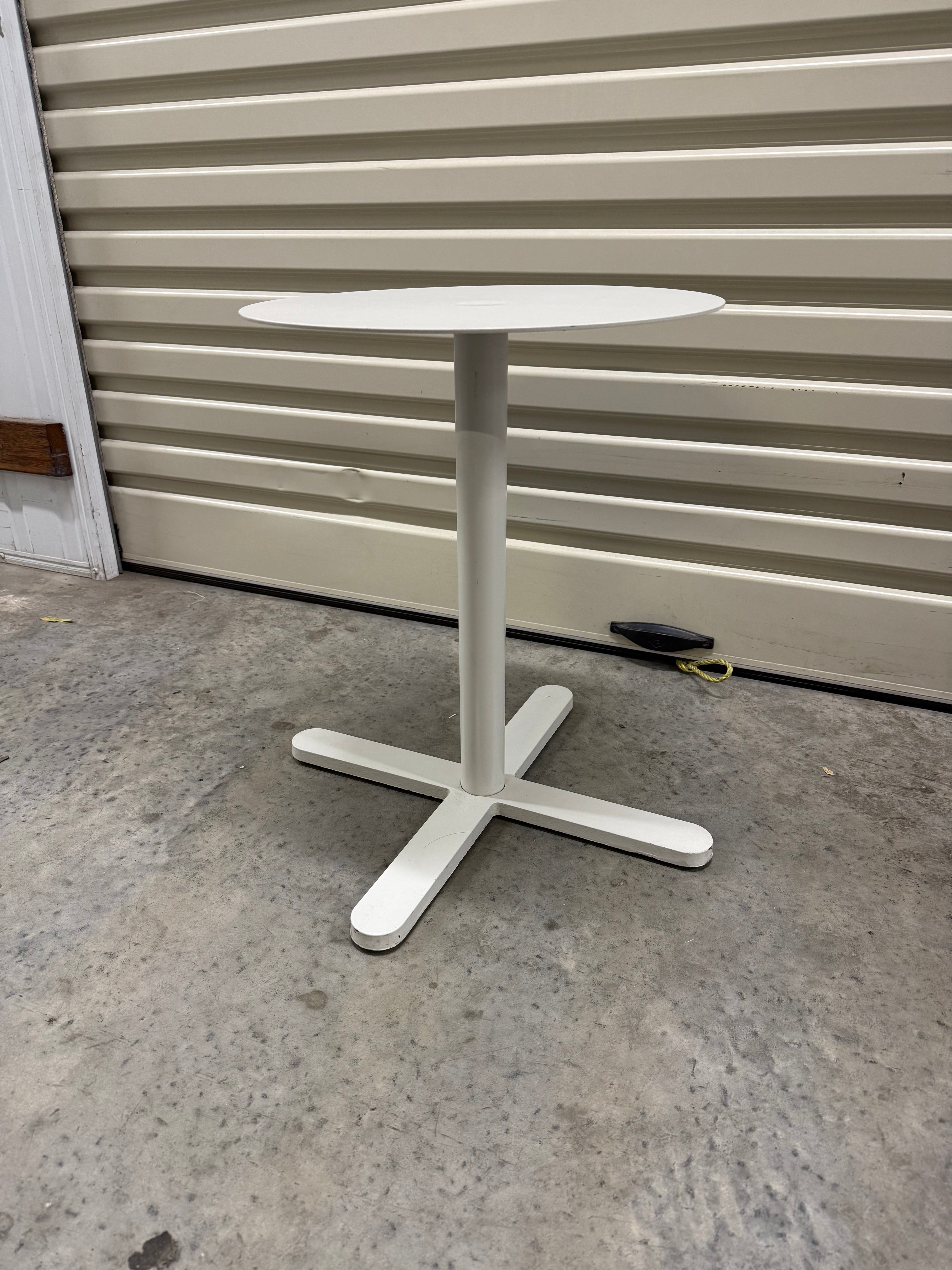 Mobles 114 Barcelona Hulot table by Joan Gaspar - White