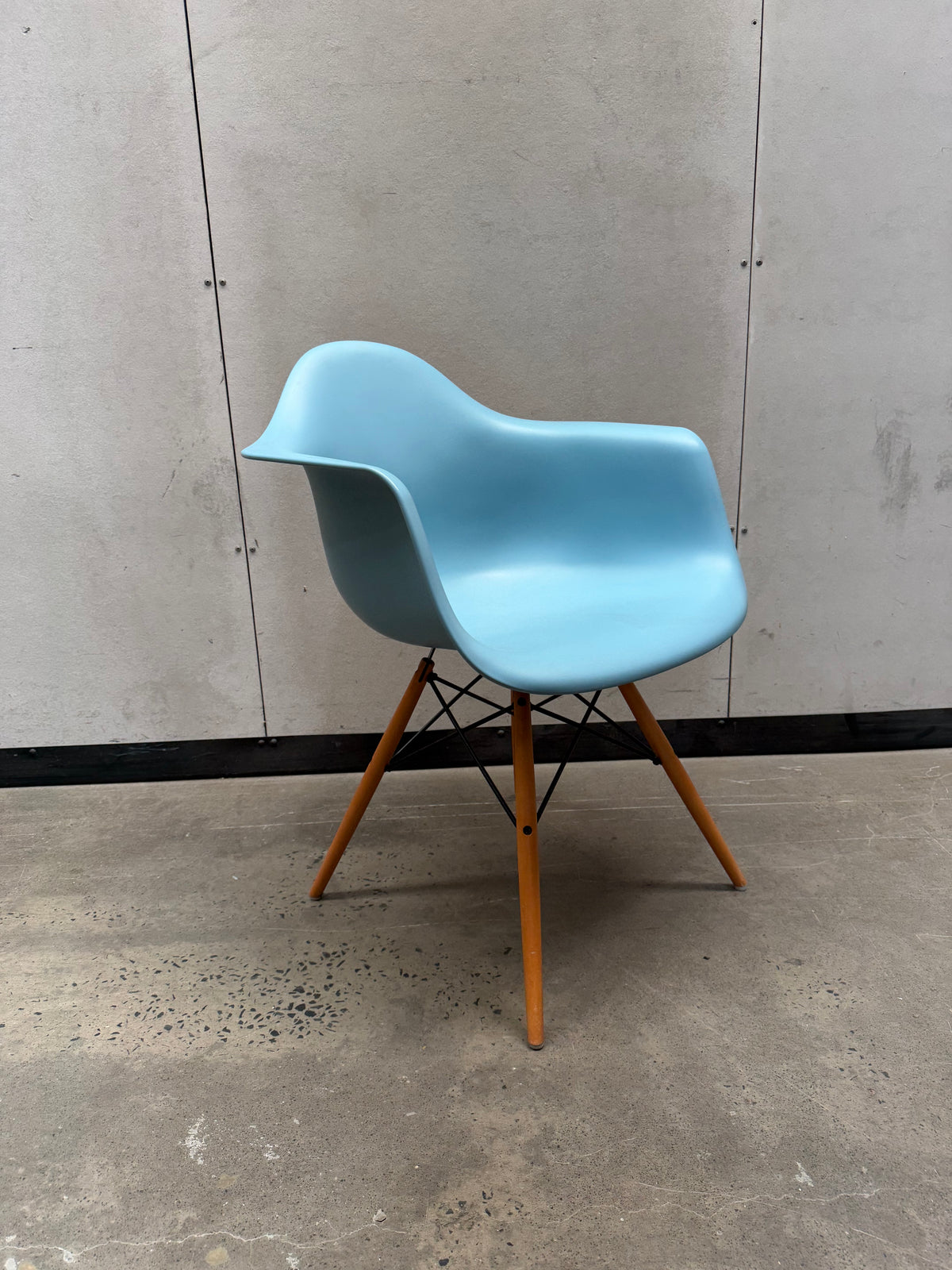 Vitra Eames Moulded Plastic Armchair DAW – Light Blue / Dowel Base