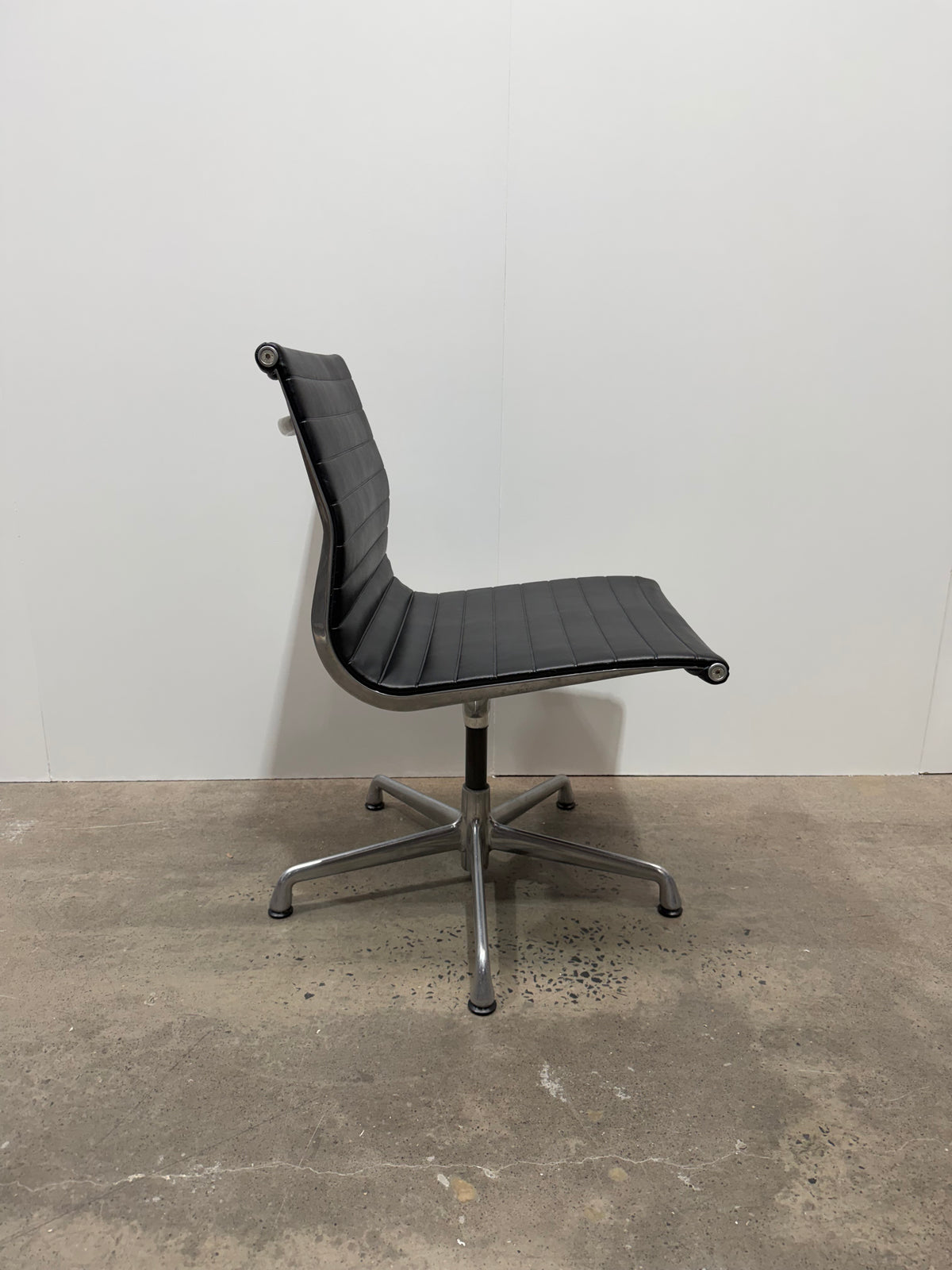 Herman Miller Eames Aluminium Group EA330 Side Chair – Black | Armless