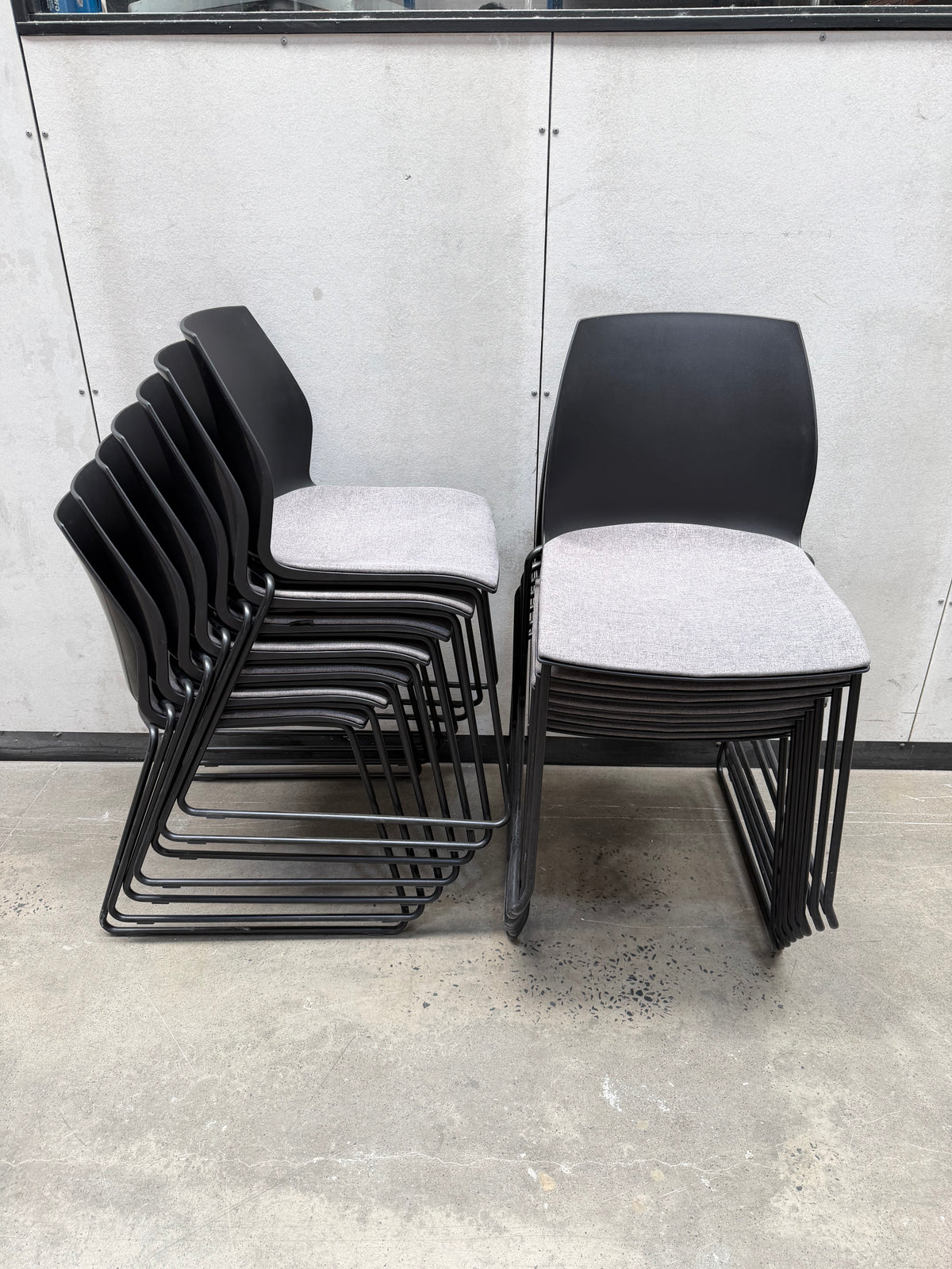 Kastel Kalea Chair – Black Shell, Grey Padded Seat, Sled Base