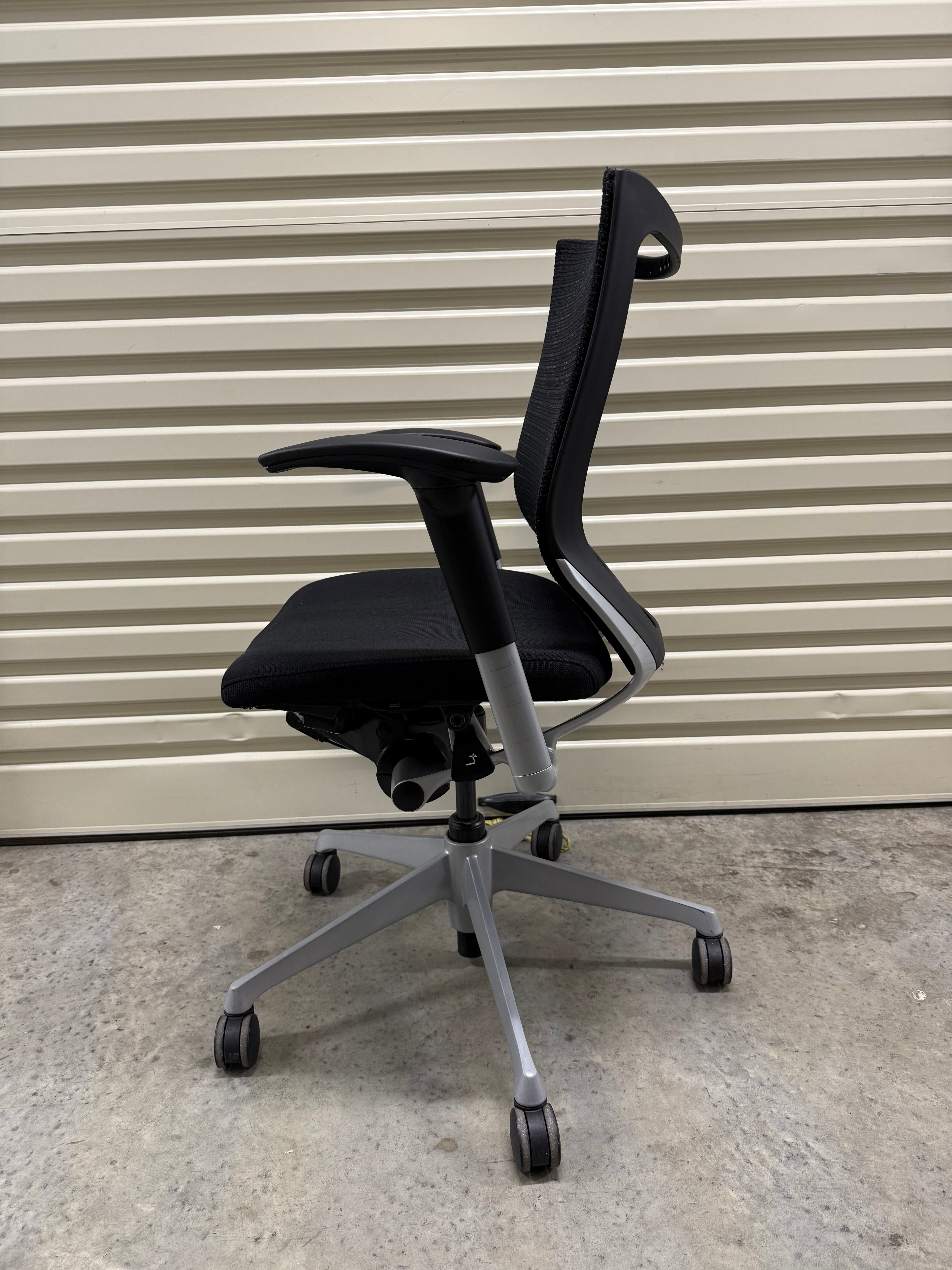 Okamura Baron Mesh Office Chair – Ergonomic & Adjustable