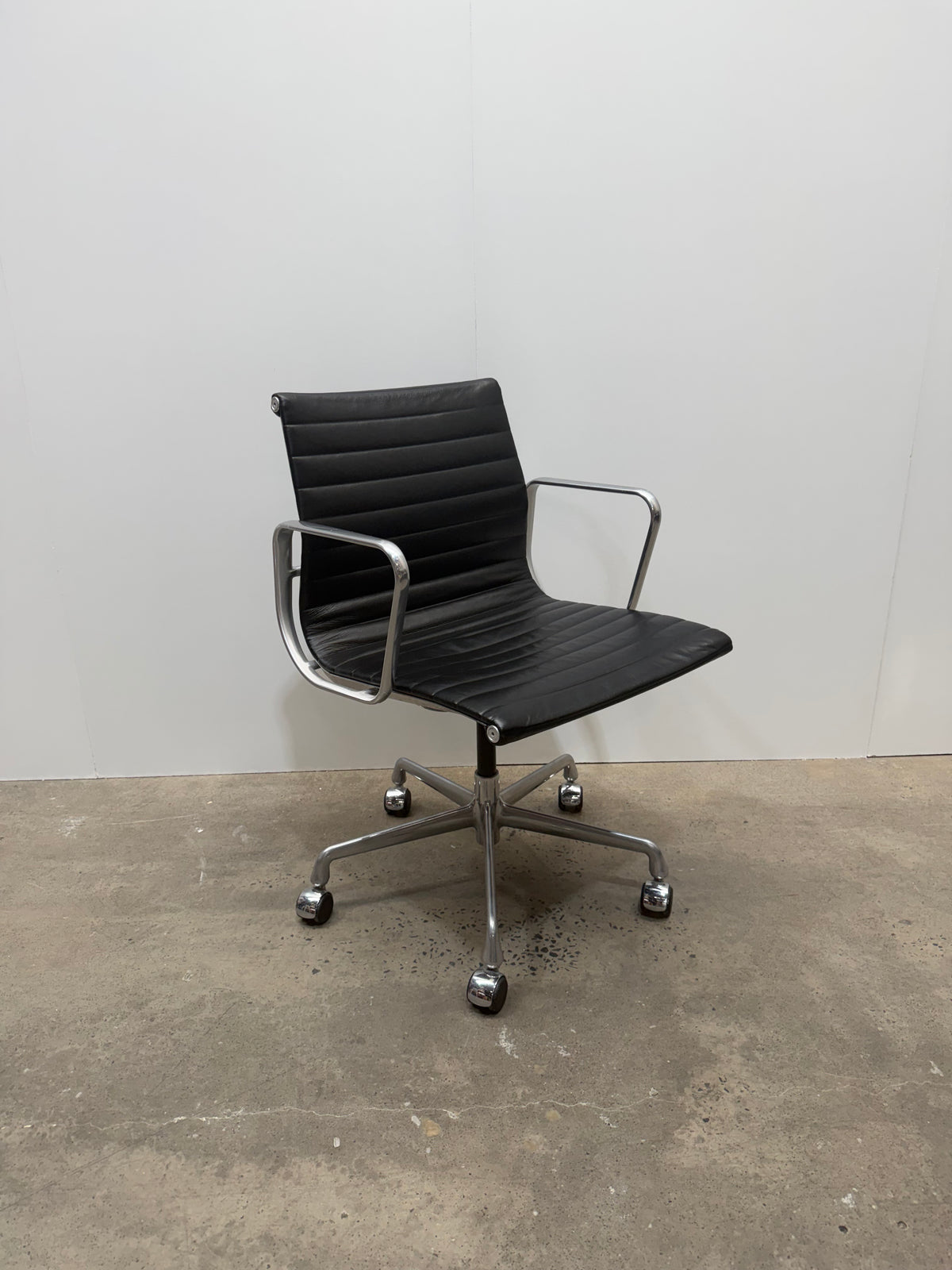 Herman Miller Eames Aluminium Group Management Chair EA331 – Black Leather, with Arms – view 2 – pre-owned