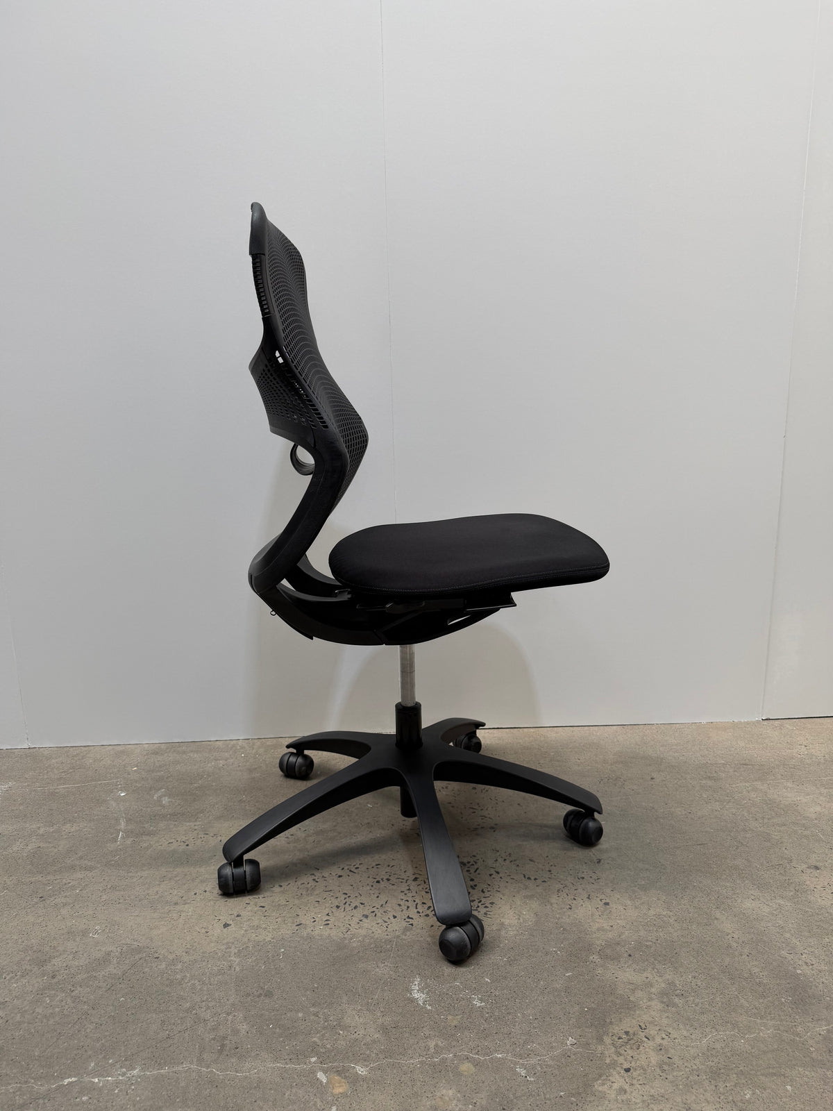 Knoll Generation Ergonomic Office Task Chair by Formway – Black, No Arms – view 4 – pre-owned