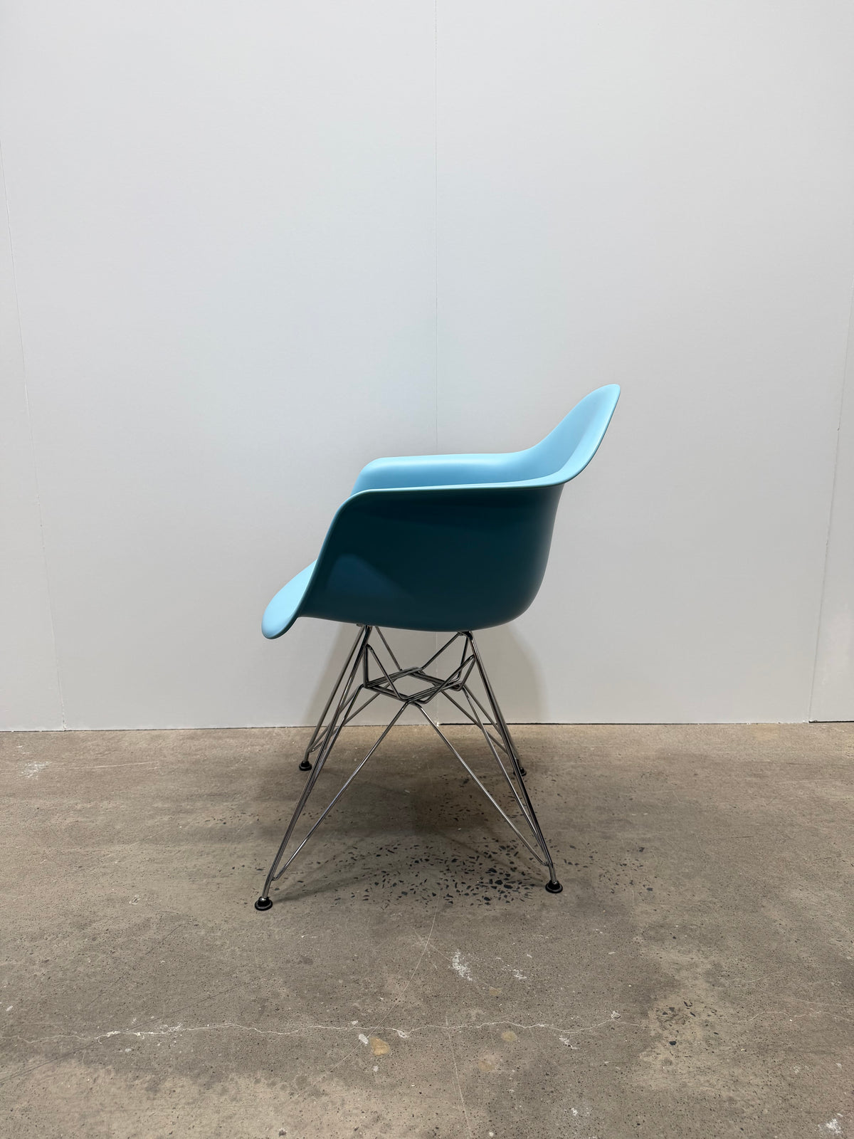 Vitra Eames Plastic Armchair DAR – Light Blue, Chrome Eiffel Base – view 5 – pre-owned