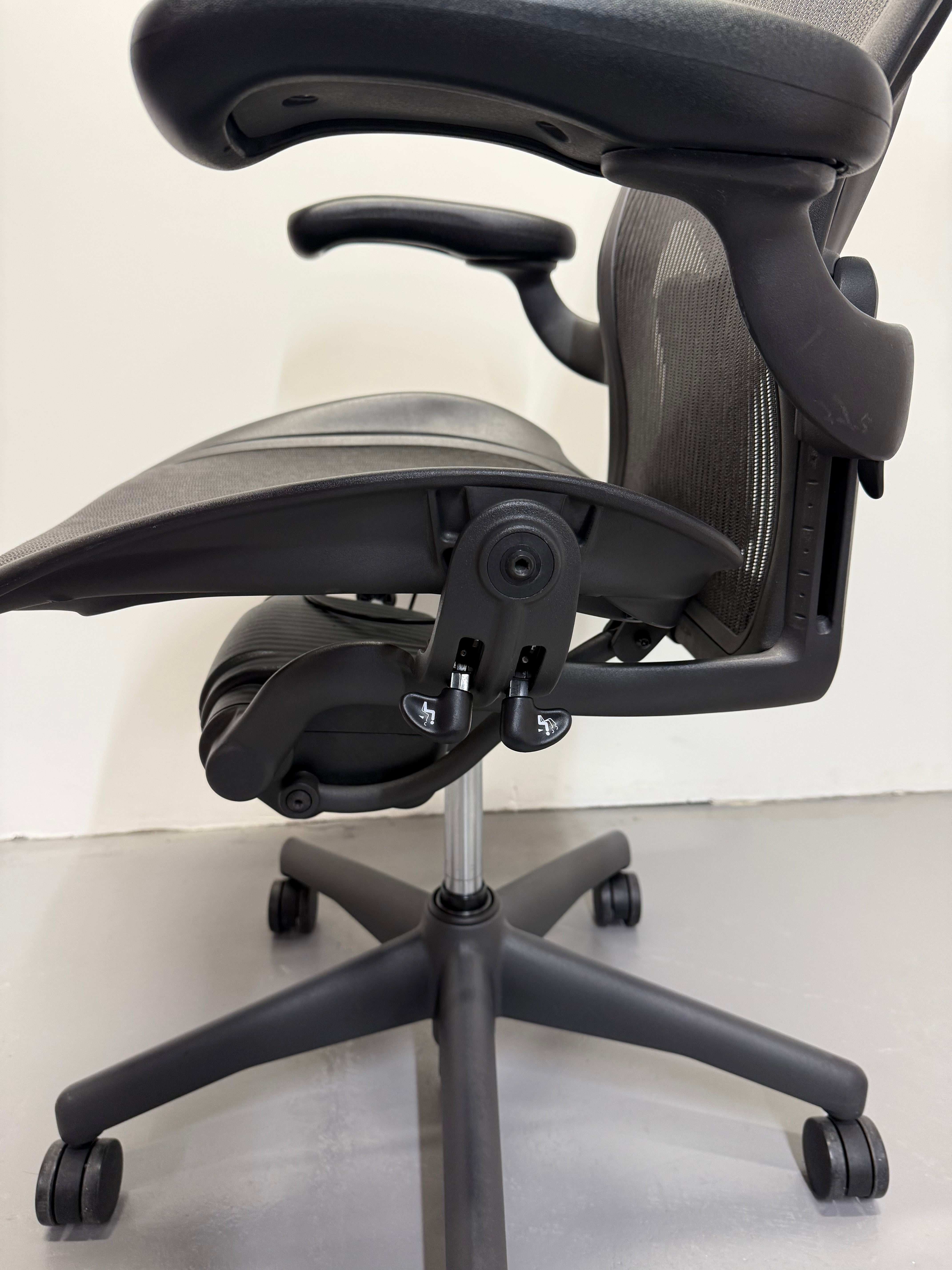 Herman miller Aeron with Armrest - Graphite (Size C)