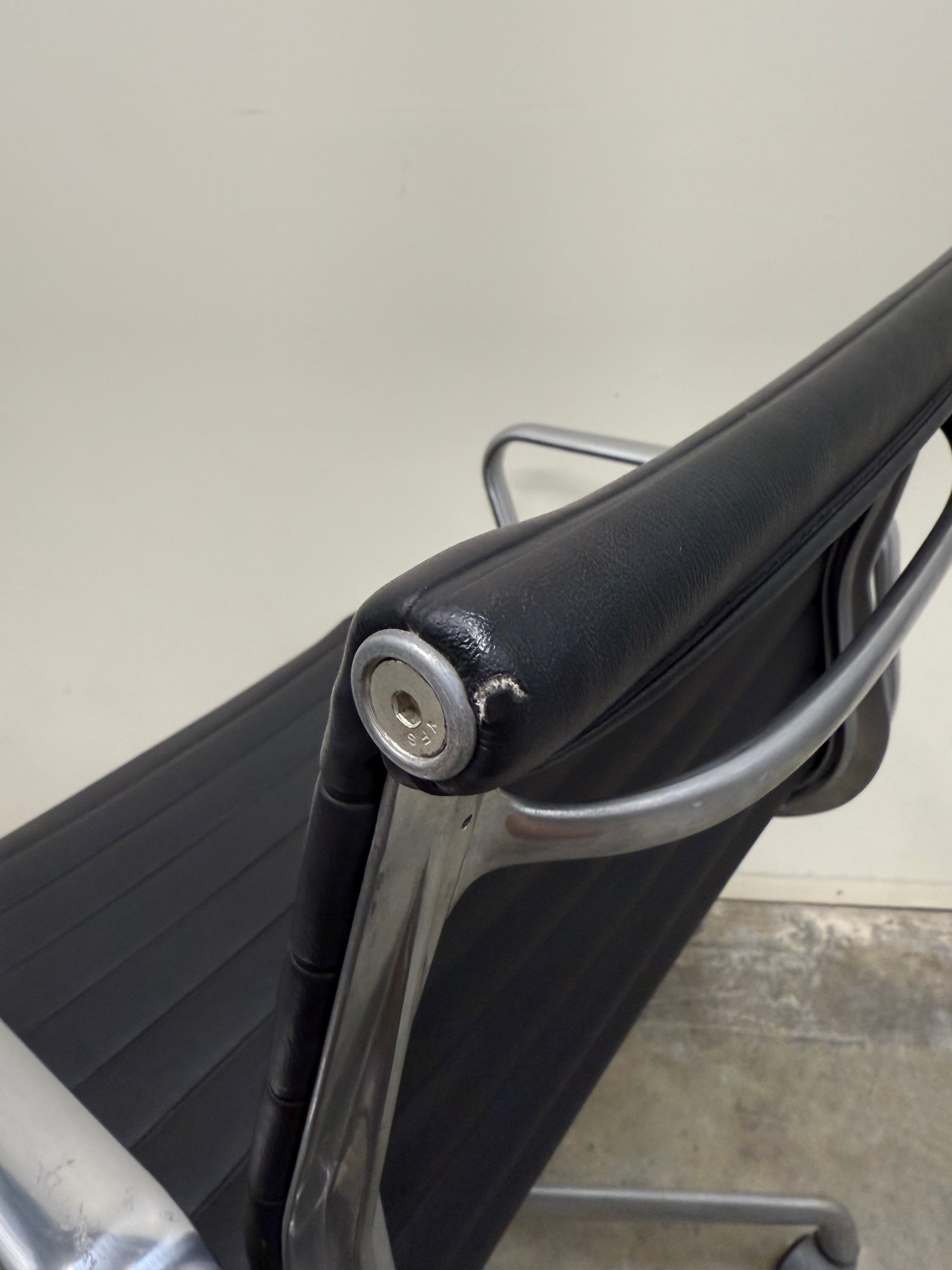 Eames Aluminium Group Management Armchair – Black Leather / Aluminium Base