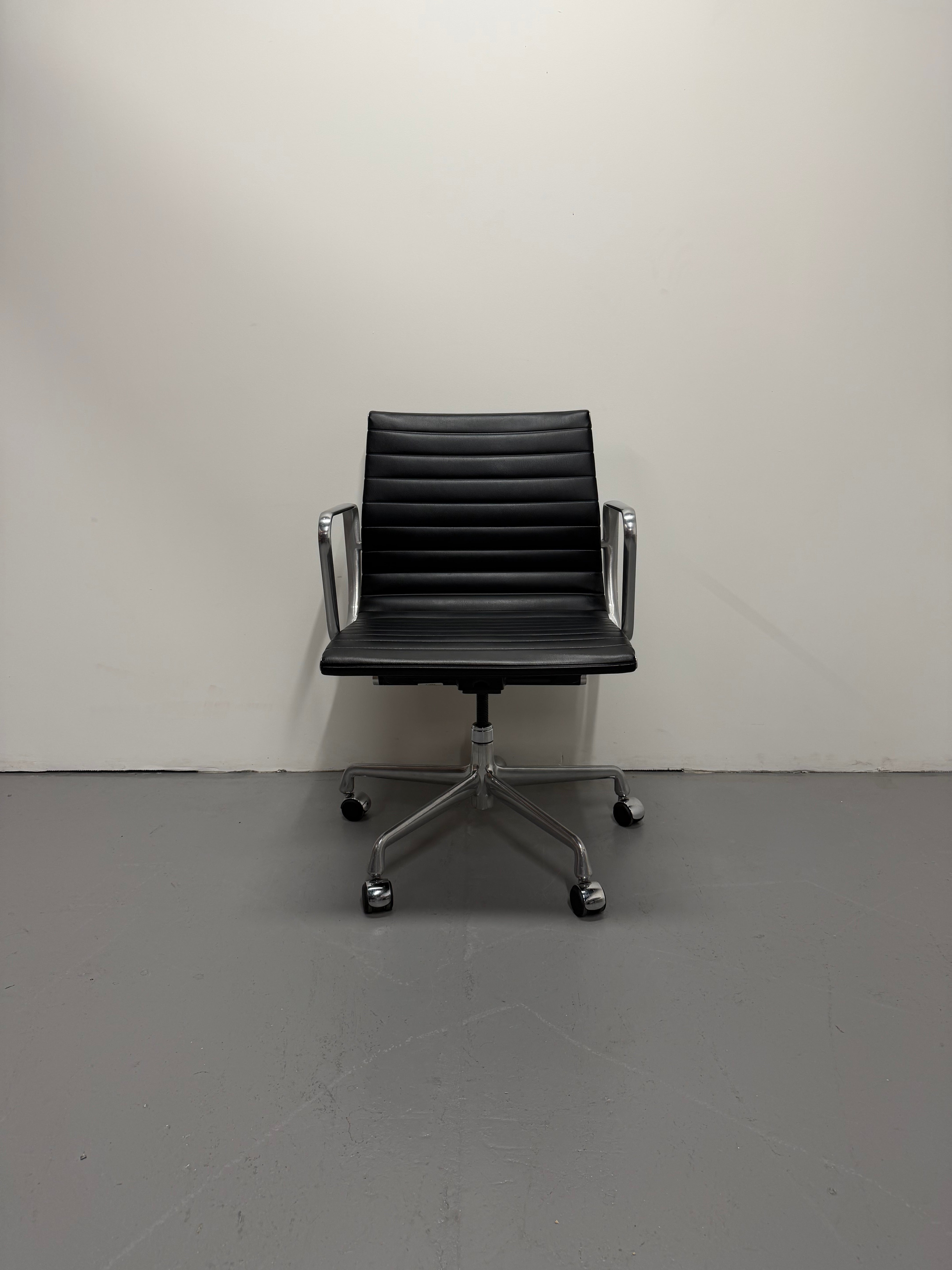 Eames EA 335 Leather Chair – Aluminium Group Management Armchair on Wheels by Herman Miller