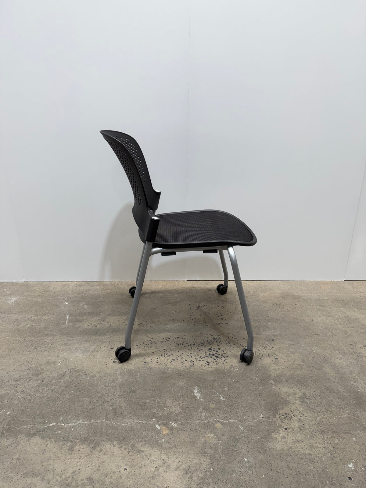 Herman Miller Caper Stacking Chair – Black, FLEXNET Seat, Castors, No Arms – view 5 – pre-owned