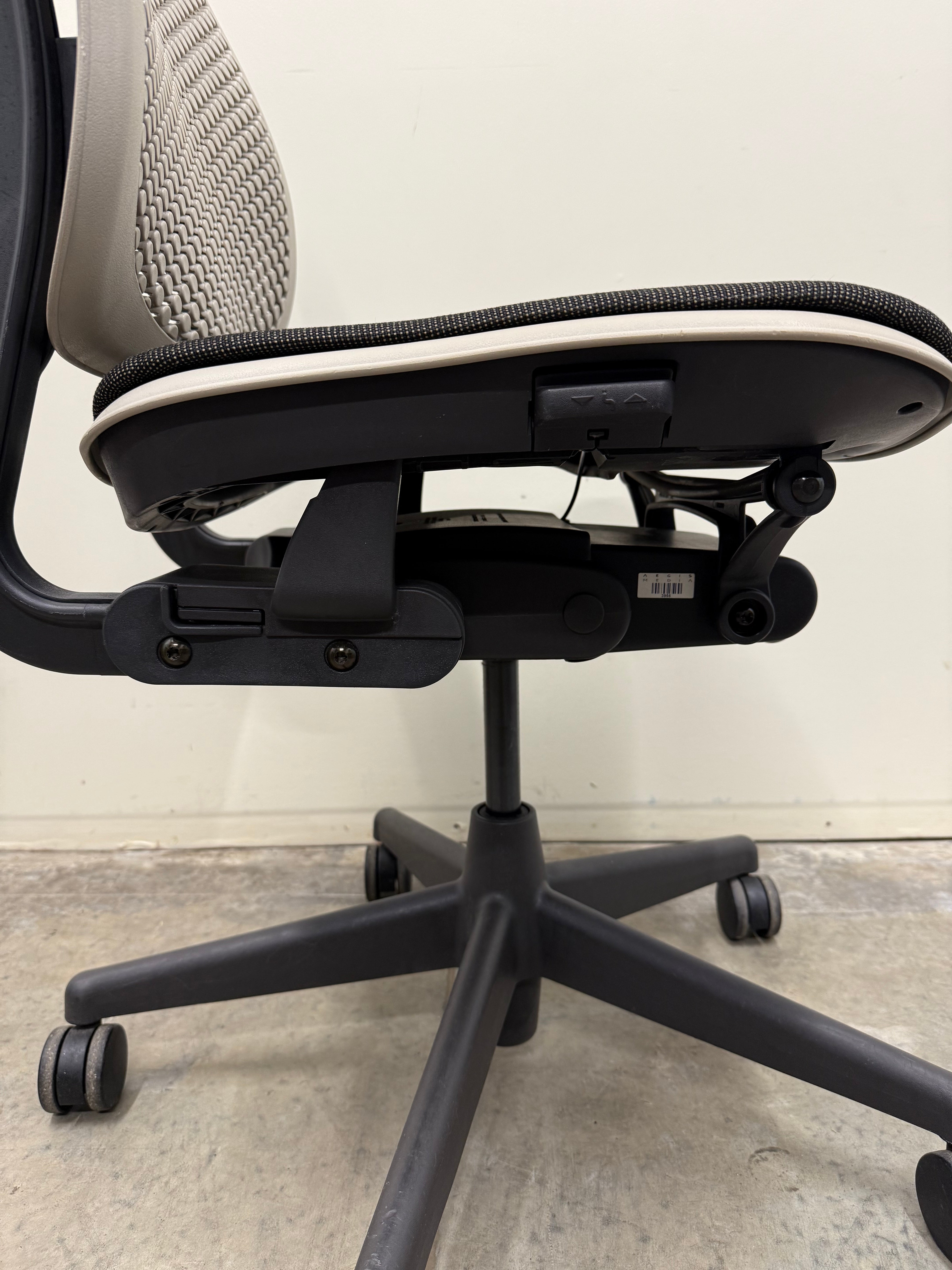 Herman miller Celle Chair – Iconic Ergonomic Design