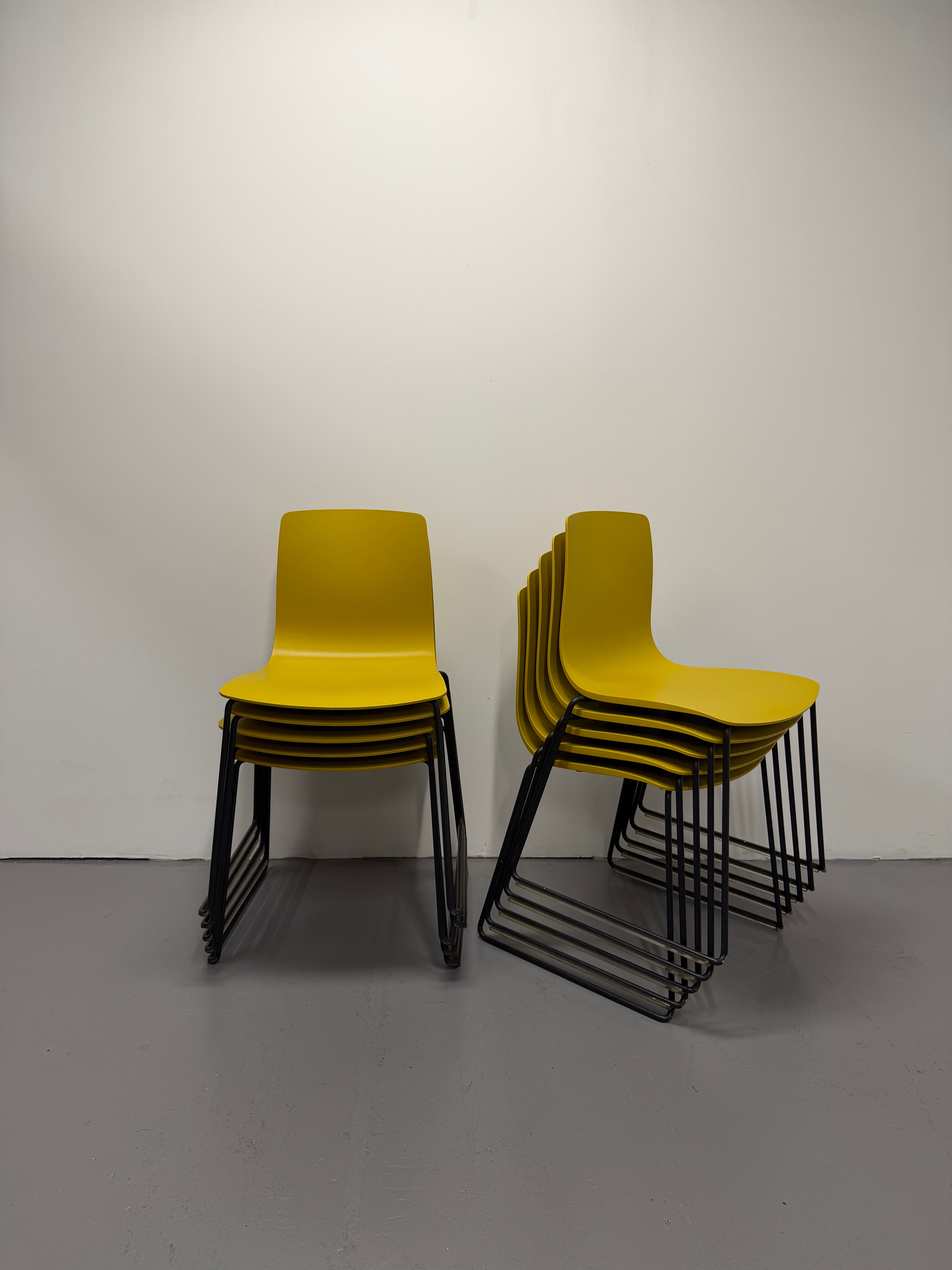Aava 02 Sled Chair – Arper Yellow