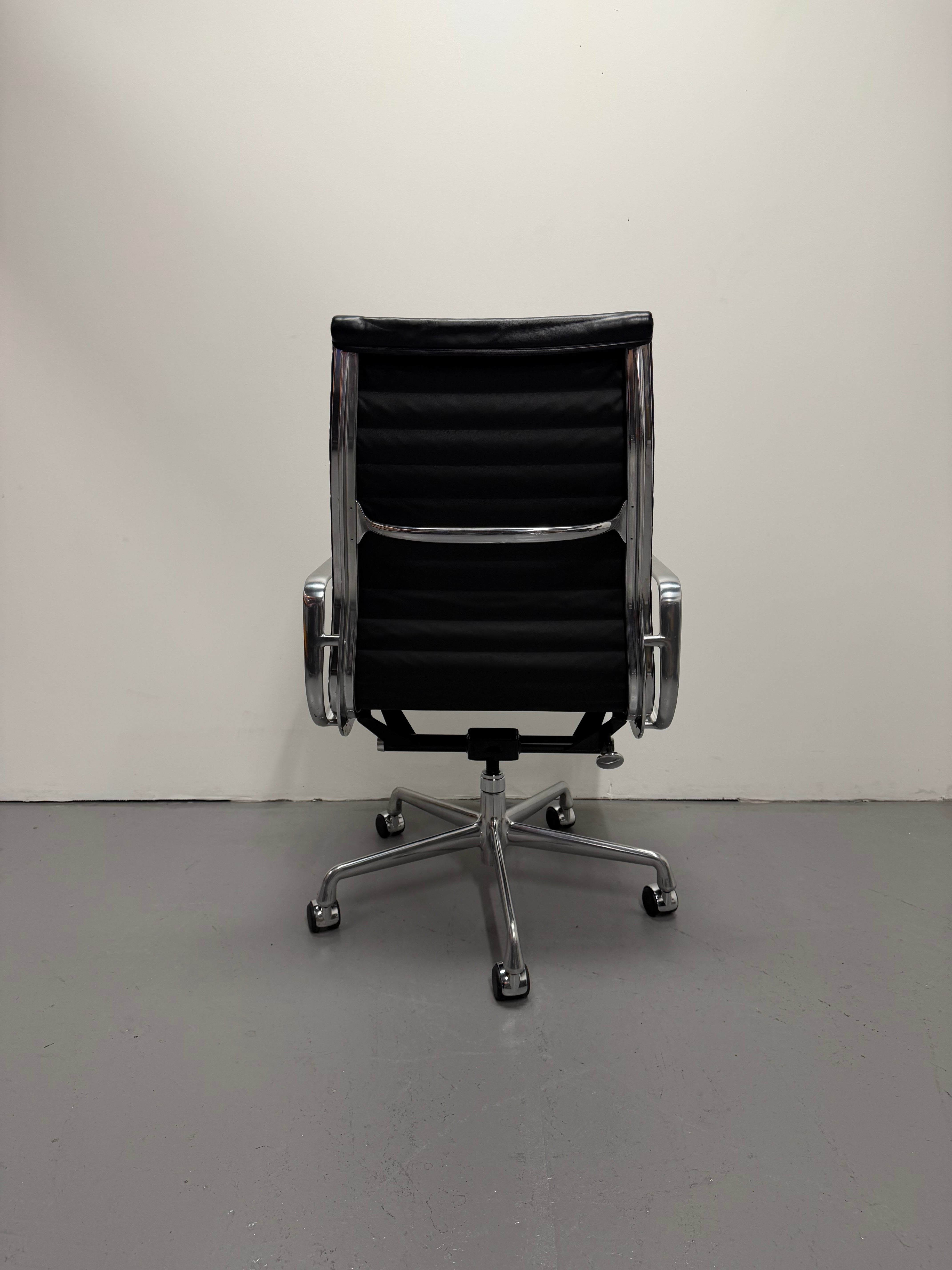 Eames Aluminum Group Executive Chair – High Back | Black Leather