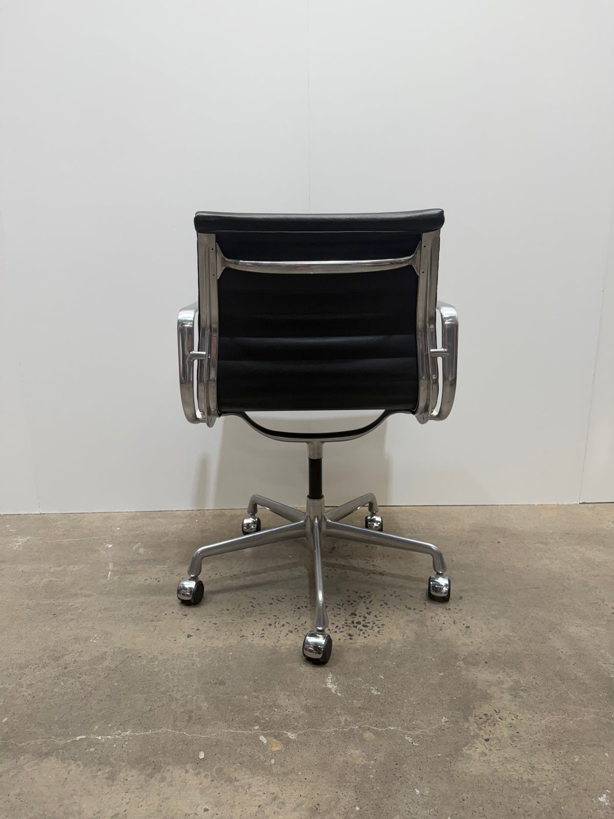 Herman Miller Eames Aluminium Group Management Chair EA331 – Black Leather, with Arms – view 4 – pre-owned