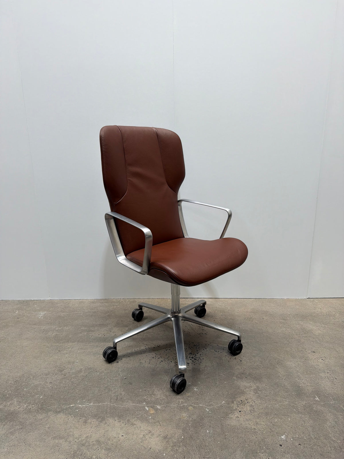 Wilkhahn Intra 295/7 Medium Back Conference Chair – Brown Leather | Ex-Showroom – view 3 – pre-owned