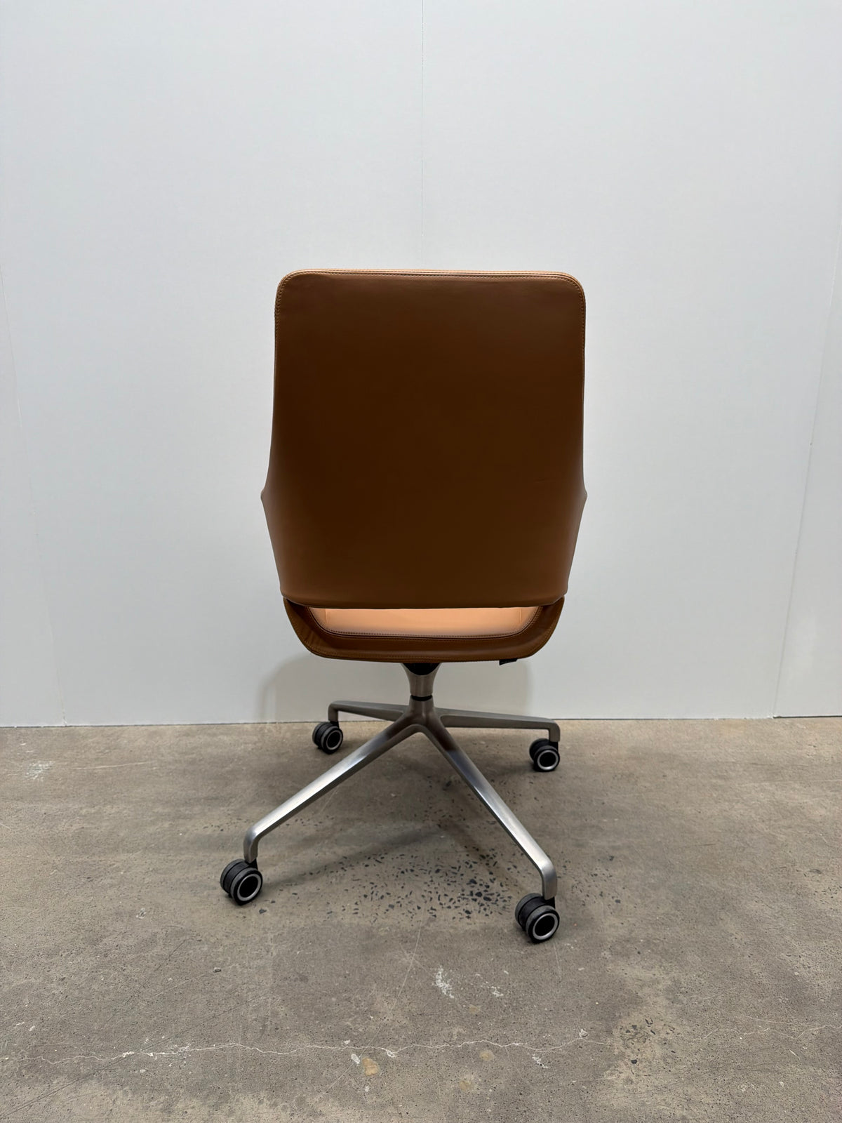 Wilkhahn Graph 301/5 Chair by jehs+laub – Tan Leather, Polished Aluminium – view 4 – pre-owned