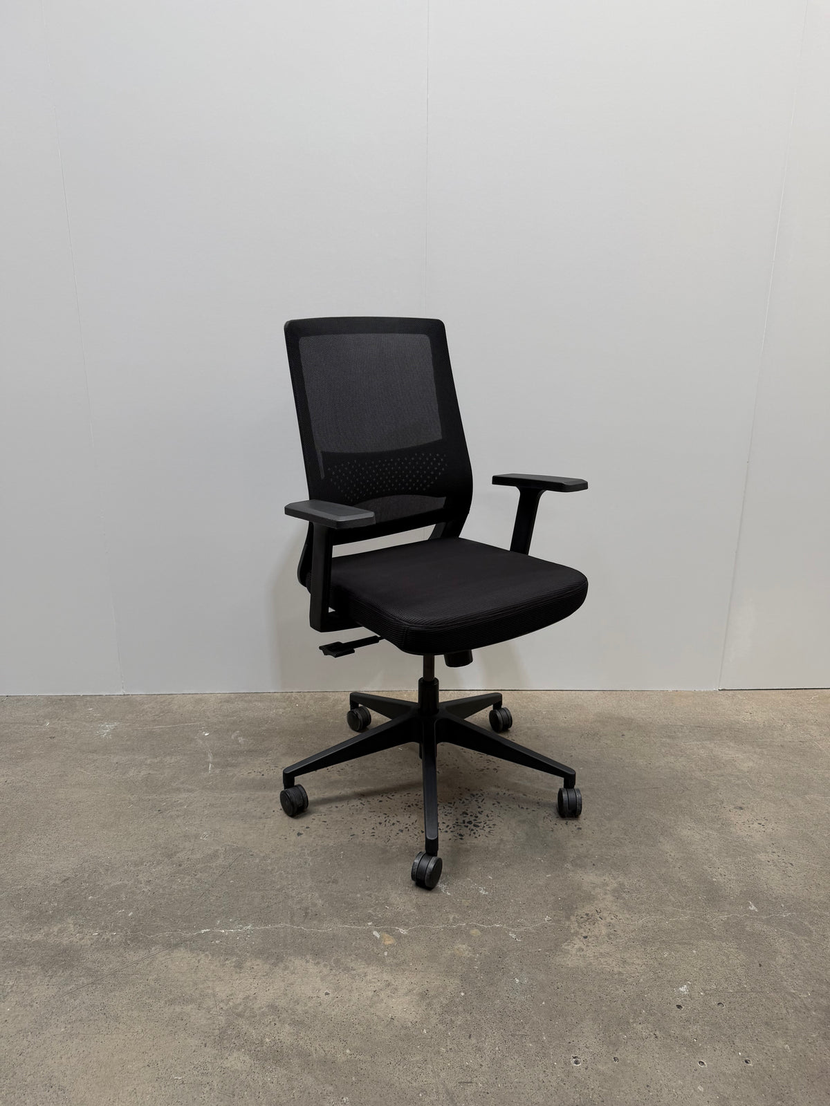 Ergonomic Mesh Back Office Task Chair – Black, with Fixed Arms – view 3 – pre-owned