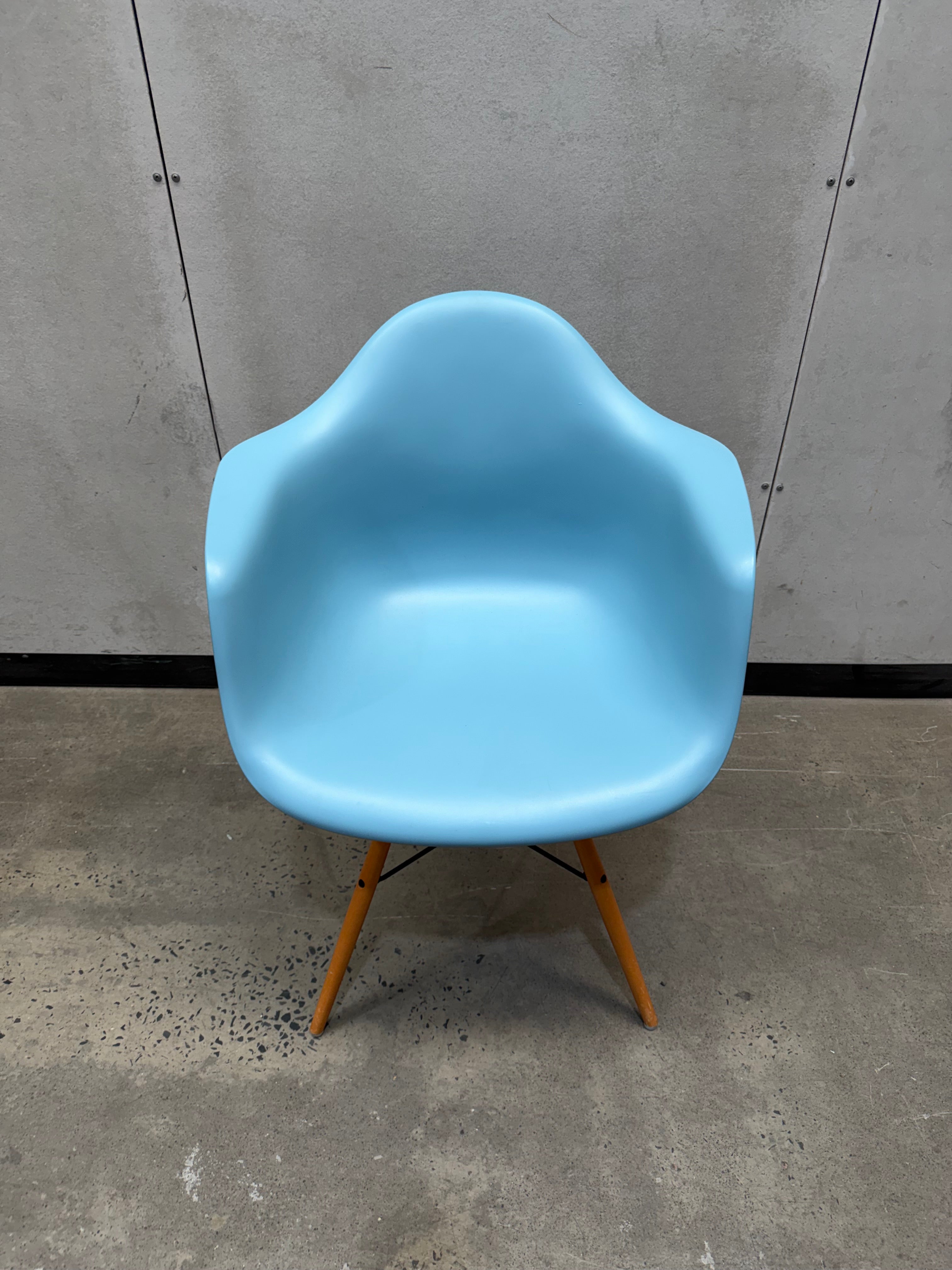 Vitra Eames Moulded Plastic Armchair DAW – Light Blue / Dowel Base