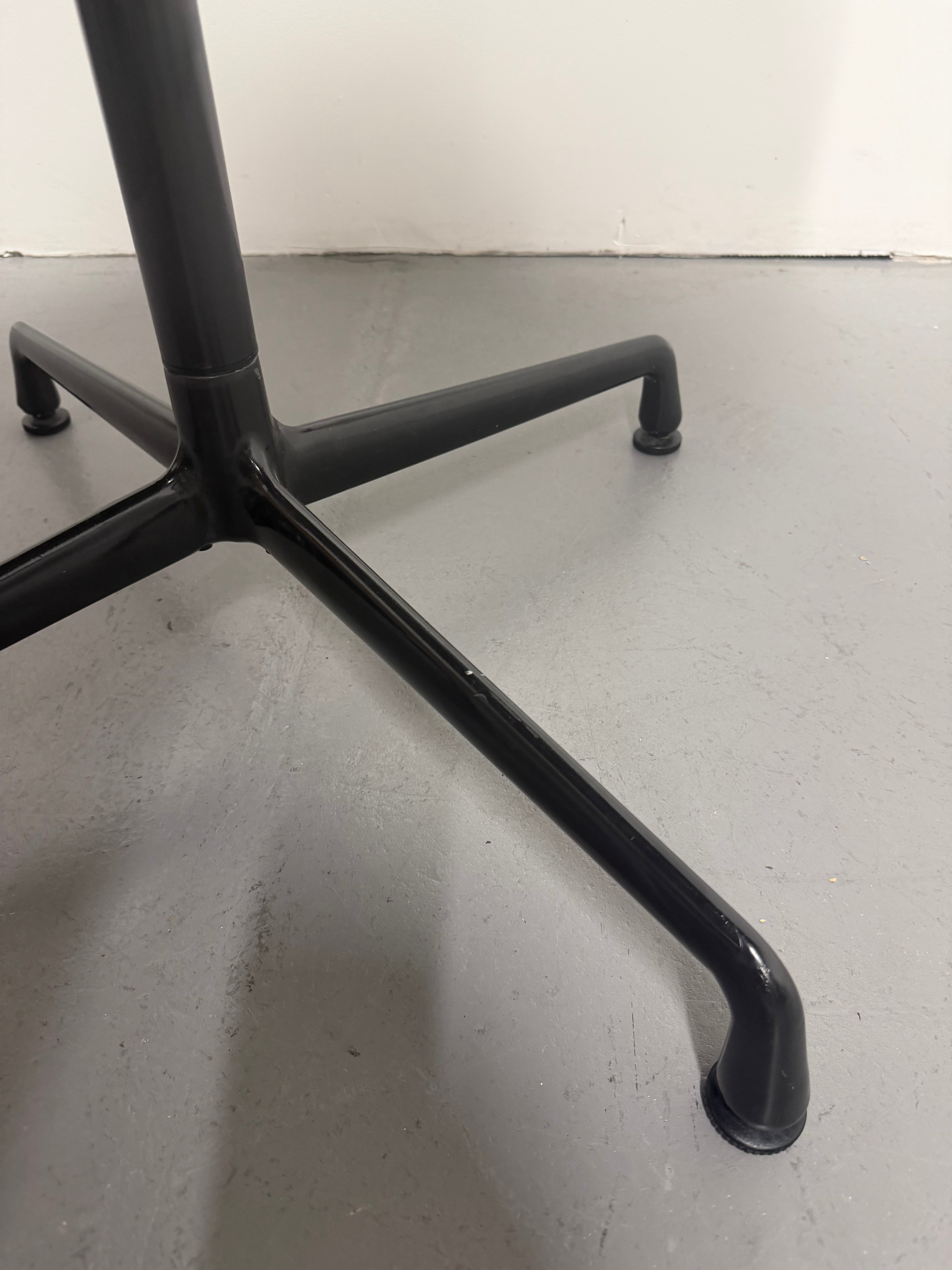 Herman Miller Eames Round Group Table / Meeting Table – Oak Top