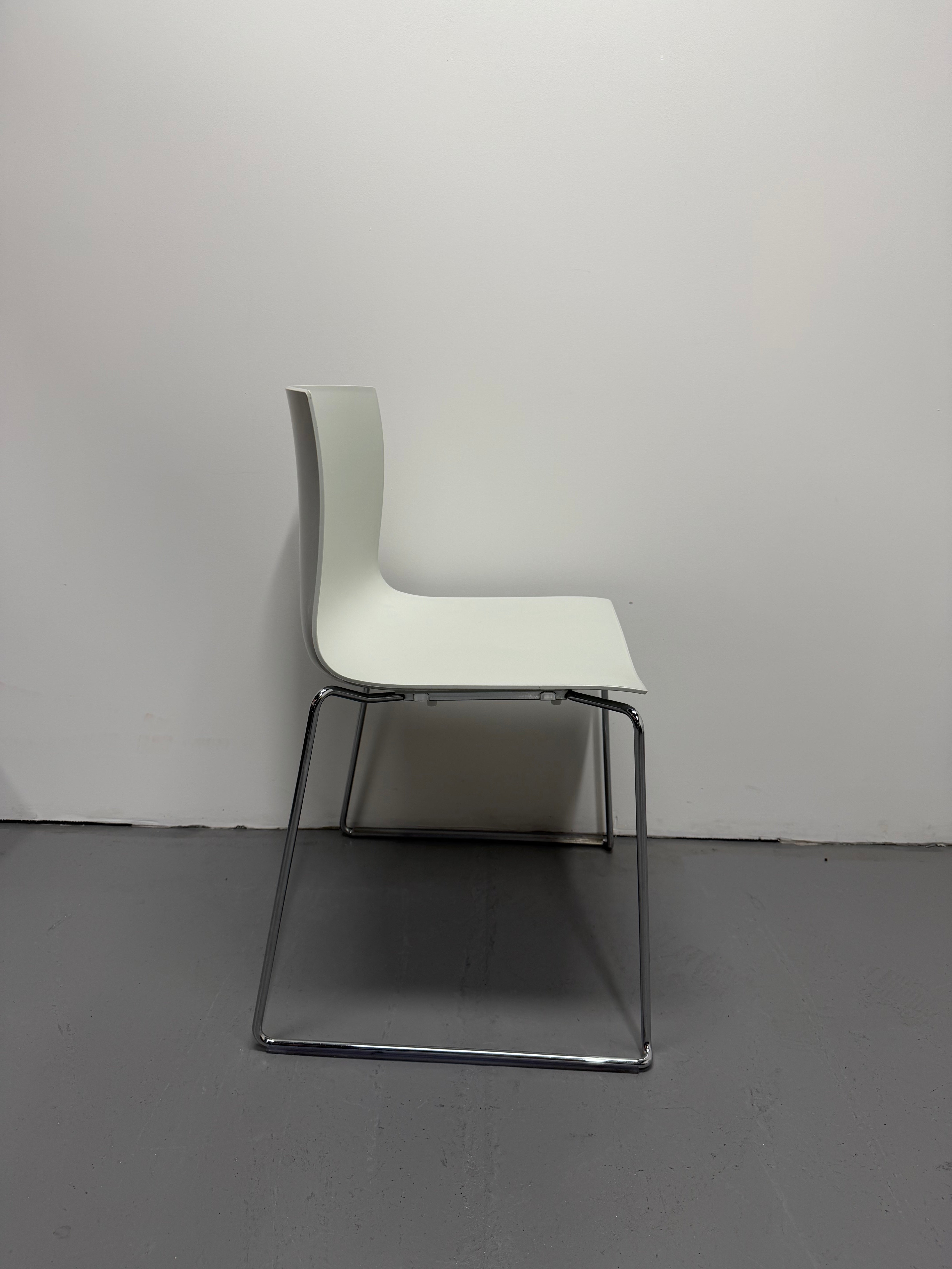 Arper Catifa 46 Chair – Glossy white/light grey back - Fair condition