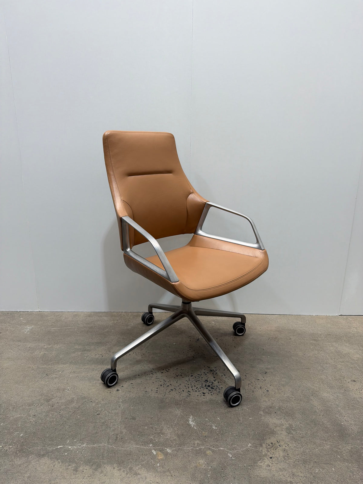 Wilkhahn Graph 301/5 Chair by jehs+laub – Tan Leather, Polished Aluminium – view 2 – pre-owned