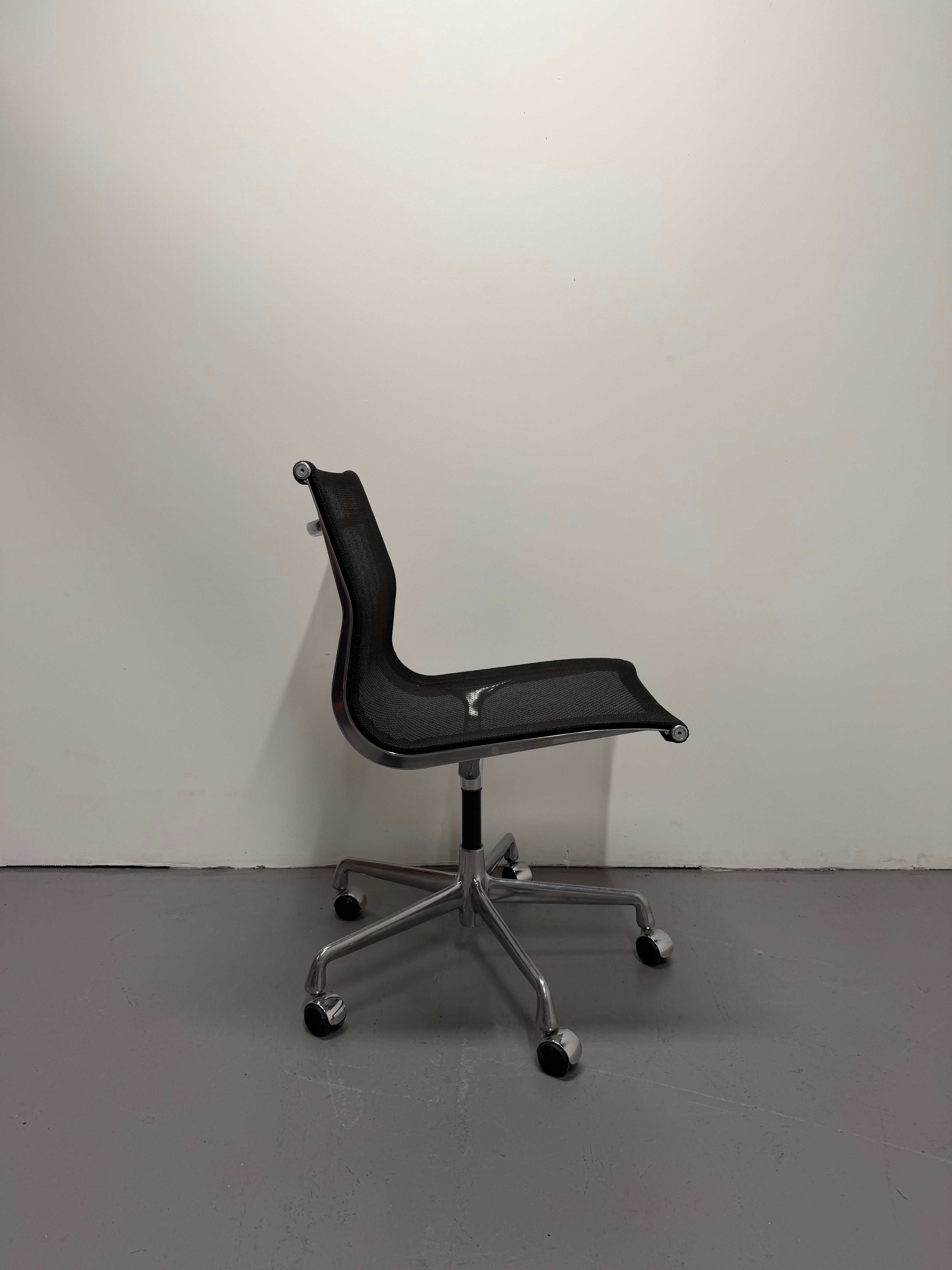 Eames Mesh Task Chair – Aluminium Group by Herman Miller (No Arms)