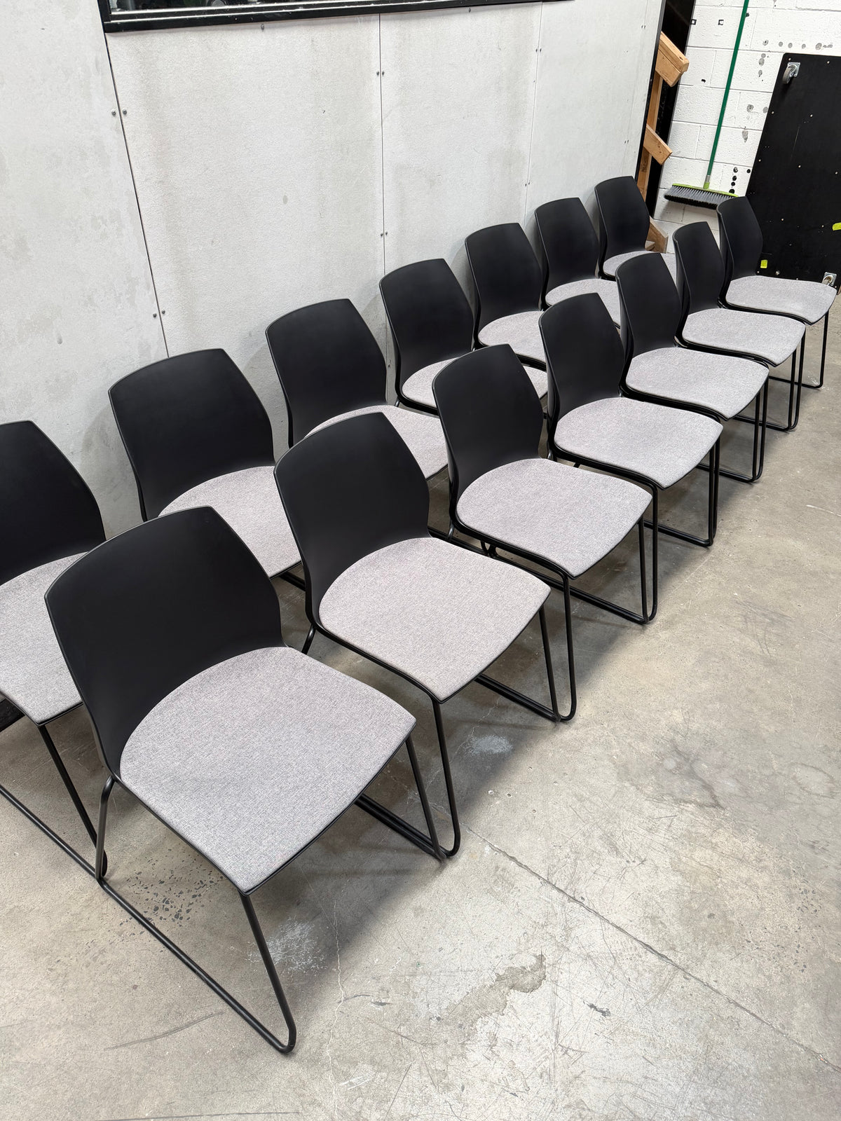 Kastel Kalea Chair – Black Shell, Grey Padded Seat, Sled Base