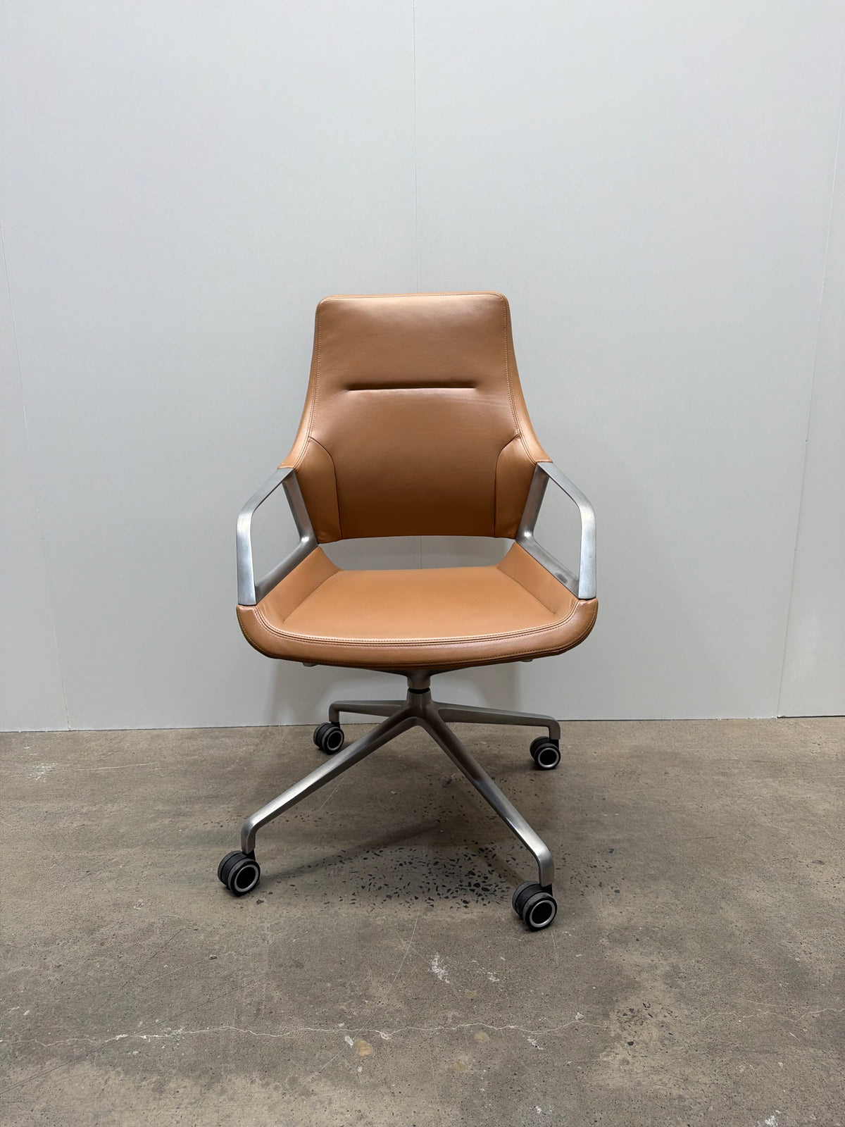 Wilkhahn Graph 301/5 Chair by jehs+laub – Tan Leather, Polished Aluminium – view 1 – pre-owned